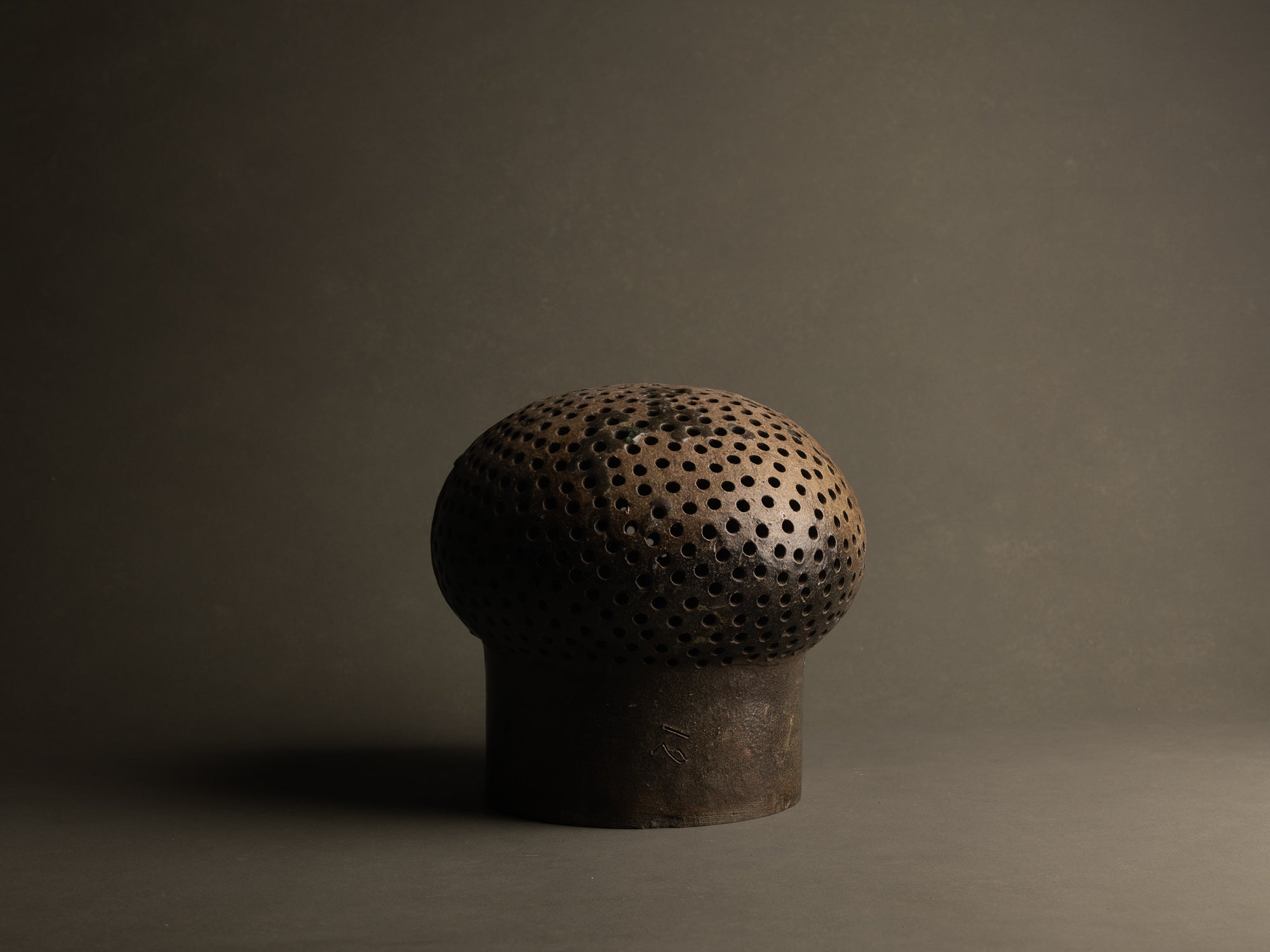 Mitate, Lampe‑sculpture biomorphique, France (1/2)..Mitate, Biomorphic saltglazed stoneware sculptural Lamp, France (1/2)