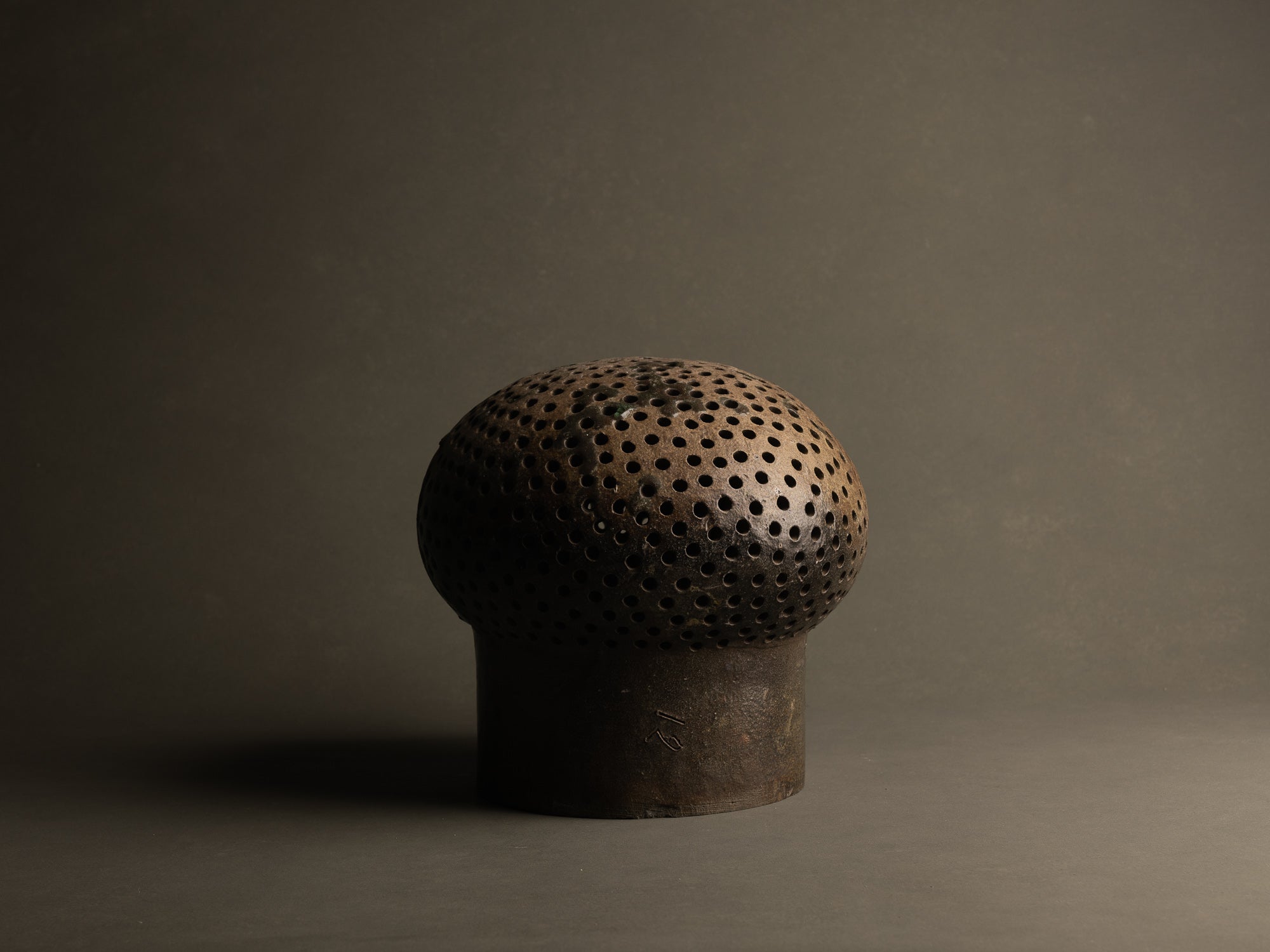 Mitate, Lampe‑sculpture biomorphique, France (1/2)..Mitate, Biomorphic saltglazed stoneware sculptural Lamp, France (1/2)