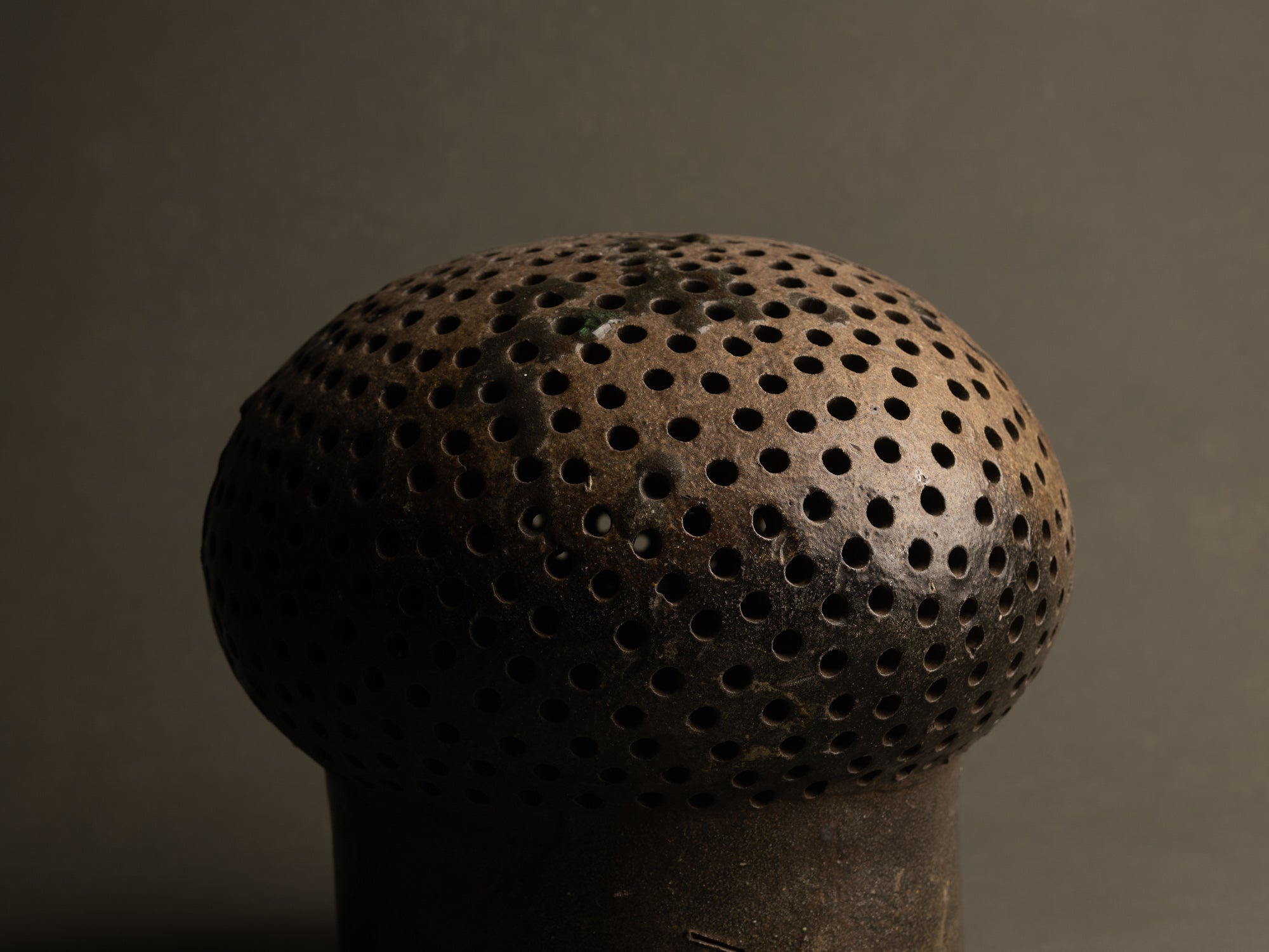 Mitate, Lampe&#x2011;sculpture biomorphique, France (1/2)..Mitate, Biomorphic saltglazed stoneware sculptural Lamp, France (1/2)