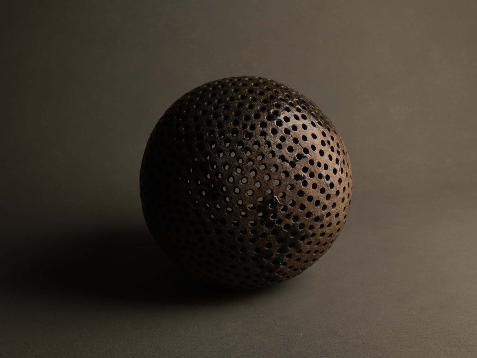 Mitate, Lampe‑sculpture biomorphique, France (1/2)..Mitate, Biomorphic saltglazed stoneware sculptural Lamp, France (1/2)
