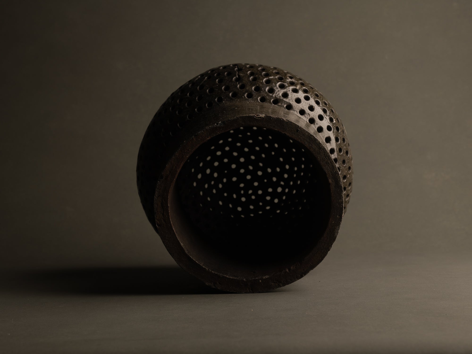 Mitate, Lampe‑sculpture biomorphique, France (1/2)..Mitate, Biomorphic saltglazed stoneware sculptural Lamp, France (1/2)