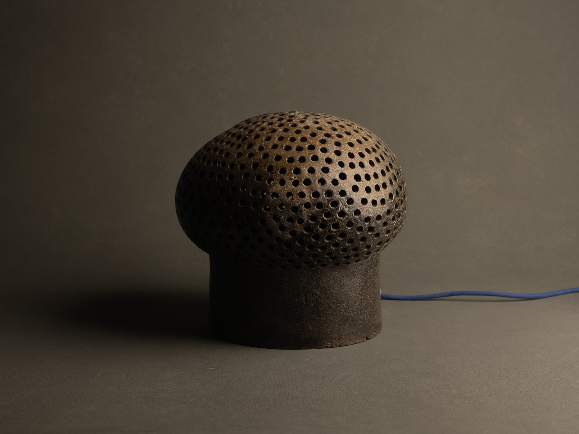 Mitate, Lampe‑sculpture biomorphique, France (2/2)..Mitate, second Biomorphic saltglazed stoneware sculptural Lamp, France (2/2)