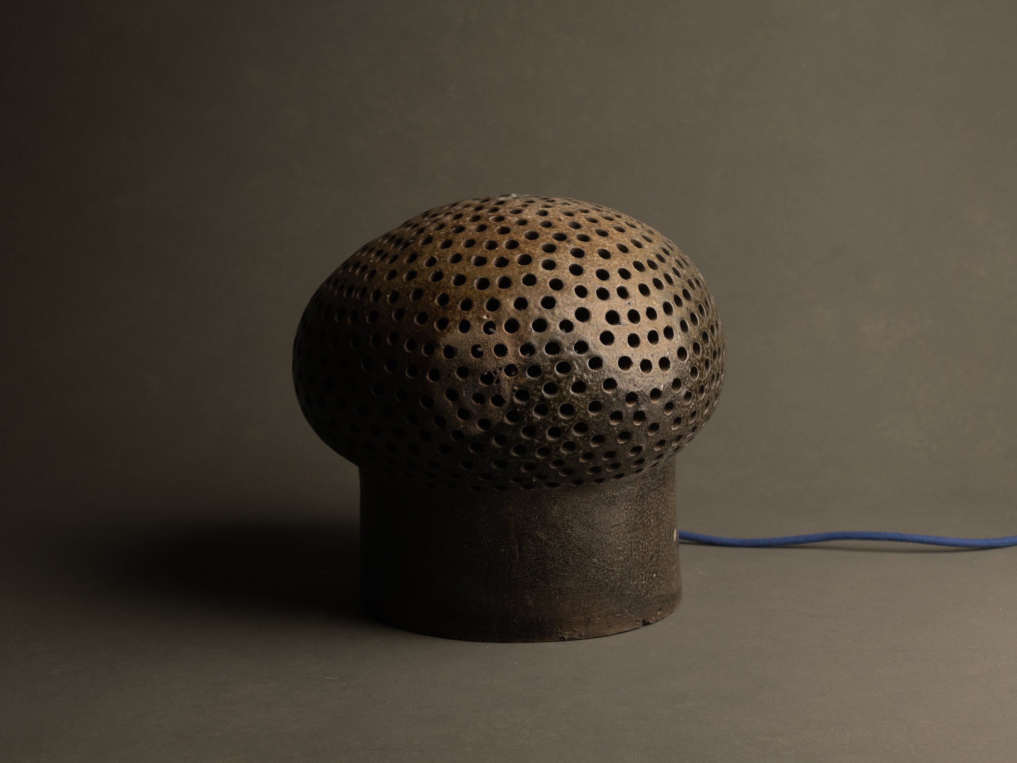 Mitate, Lampe‑sculpture biomorphique, France (1/2)..Mitate, Biomorphic saltglazed stoneware sculptural Lamp, France (1/2)