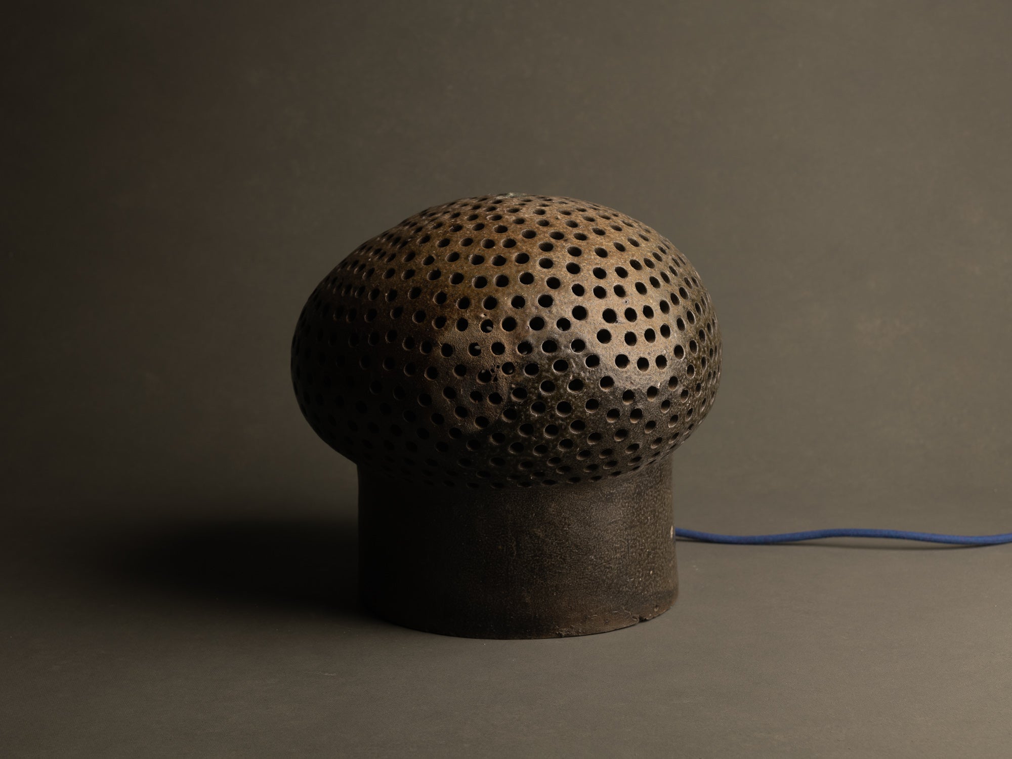 Mitate, Lampe&#x2011;sculpture biomorphique, France (1/2)..Mitate, Biomorphic saltglazed stoneware sculptural Lamp, France (1/2)