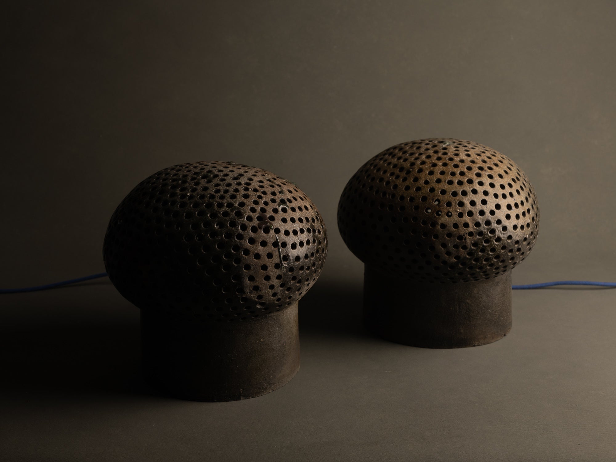 Mitate, Lampe‑sculpture biomorphique, France (1/2)..Mitate, Biomorphic saltglazed stoneware sculptural Lamp, France (1/2)