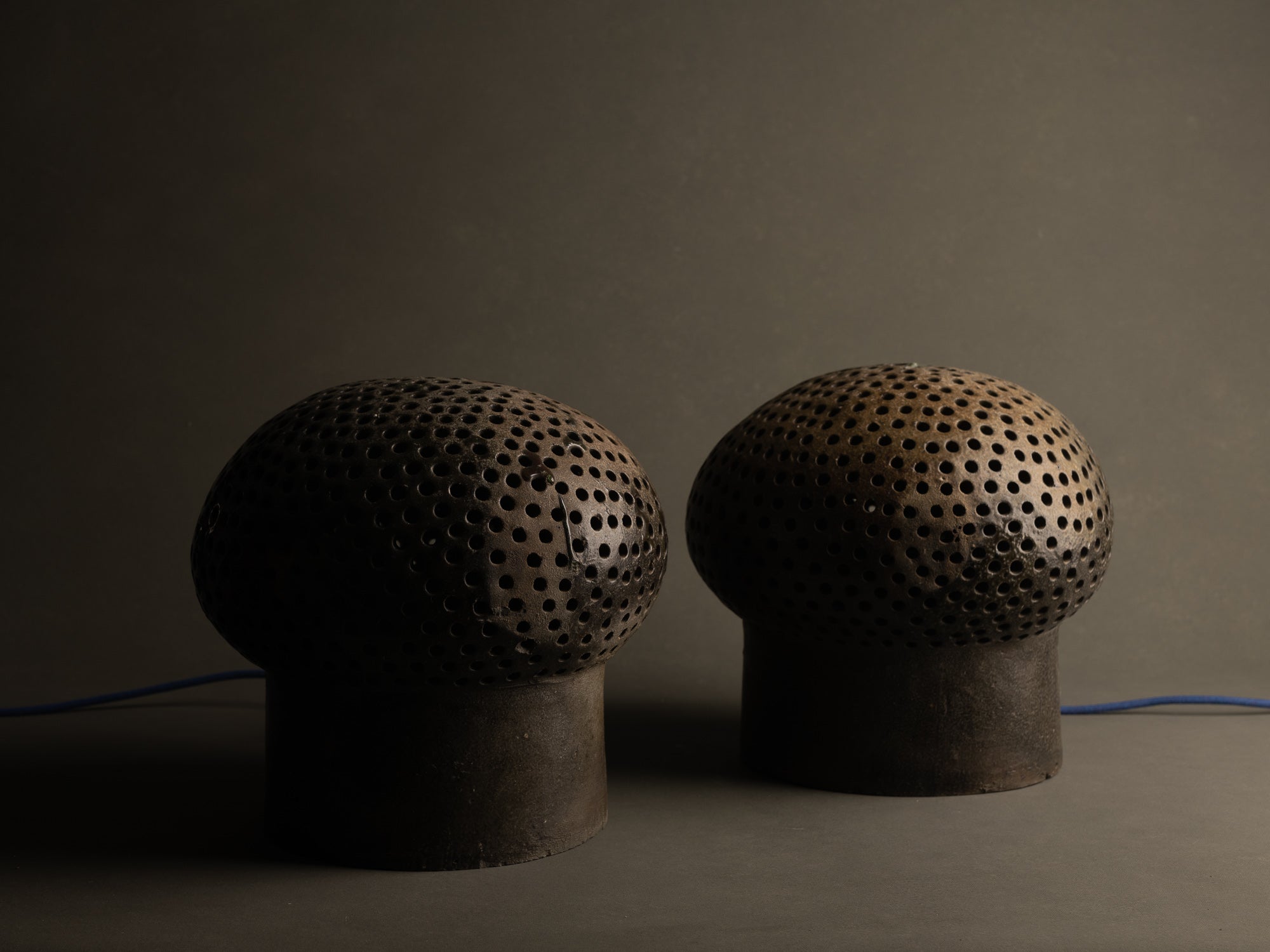 Mitate, Lampe‑sculpture biomorphique, France (1/2)..Mitate, Biomorphic saltglazed stoneware sculptural Lamp, France (1/2)