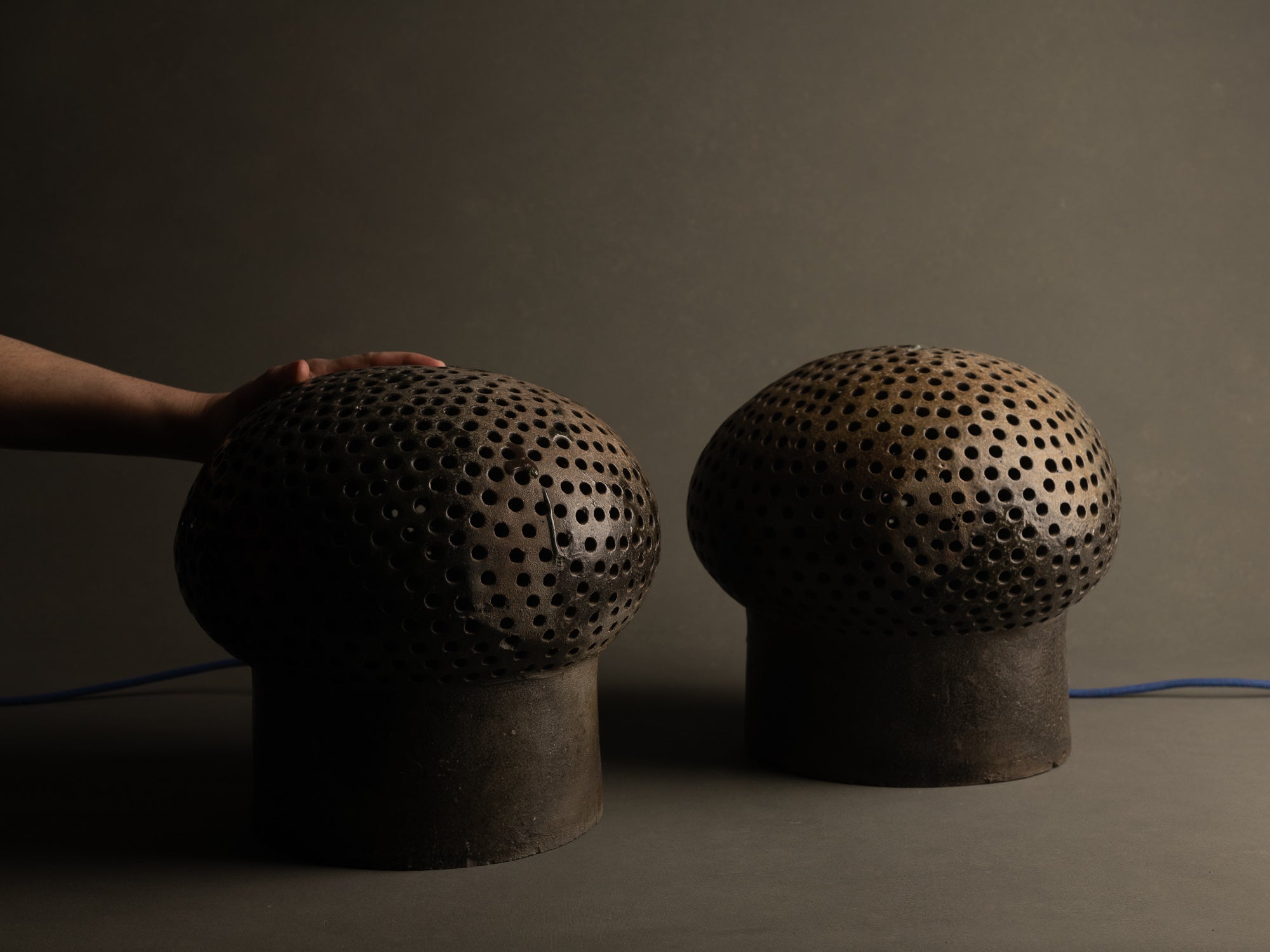 Mitate, Lampe‑sculpture biomorphique, France (1/2)..Mitate, Biomorphic saltglazed stoneware sculptural Lamp, France (1/2)