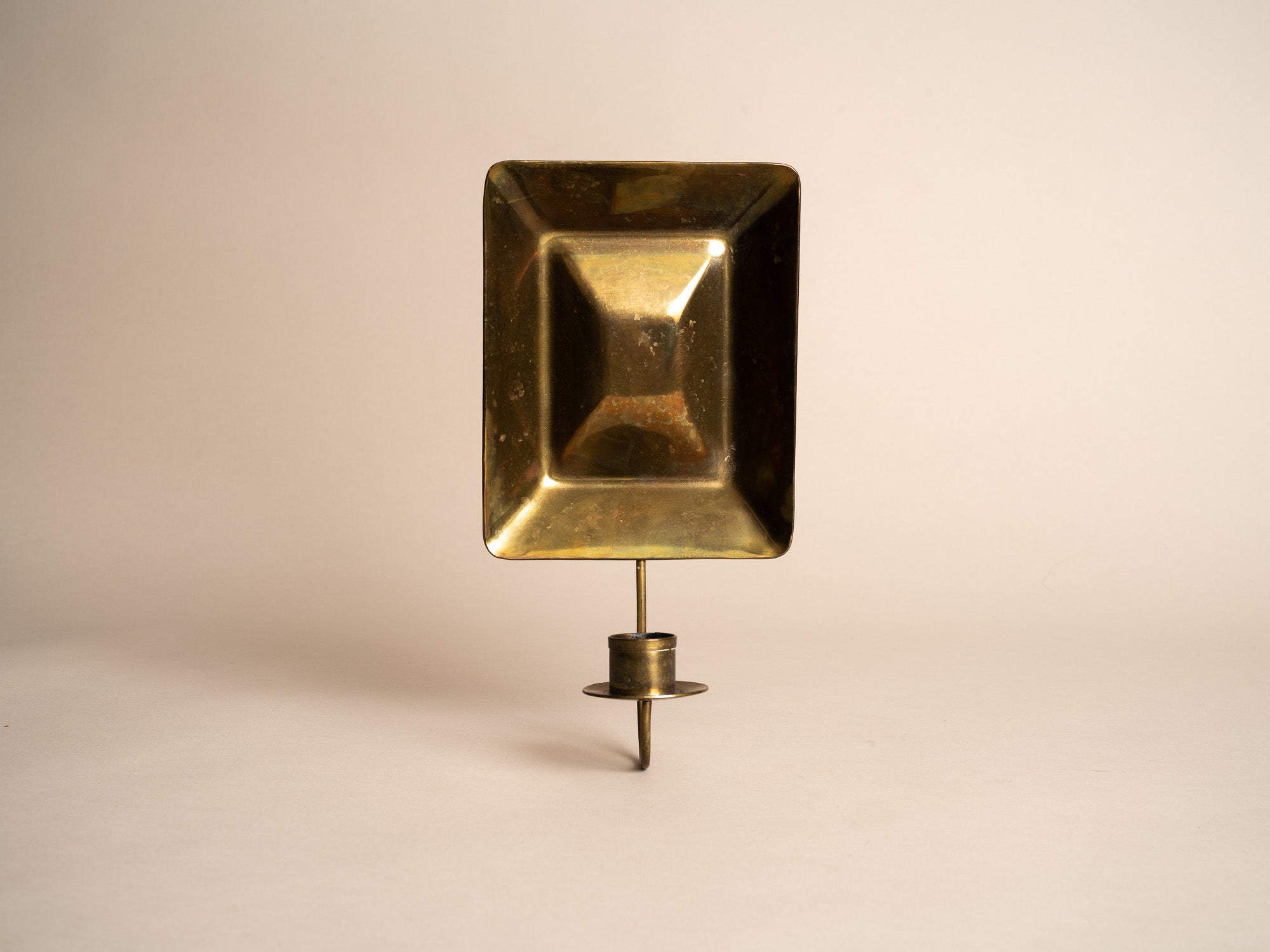 Paire de miroirs d’applique gustaviens en laiton, Suède (vers 1900)..Pair of gustavian folk brass wall hanging candle holders, Sweden (circa 1900)