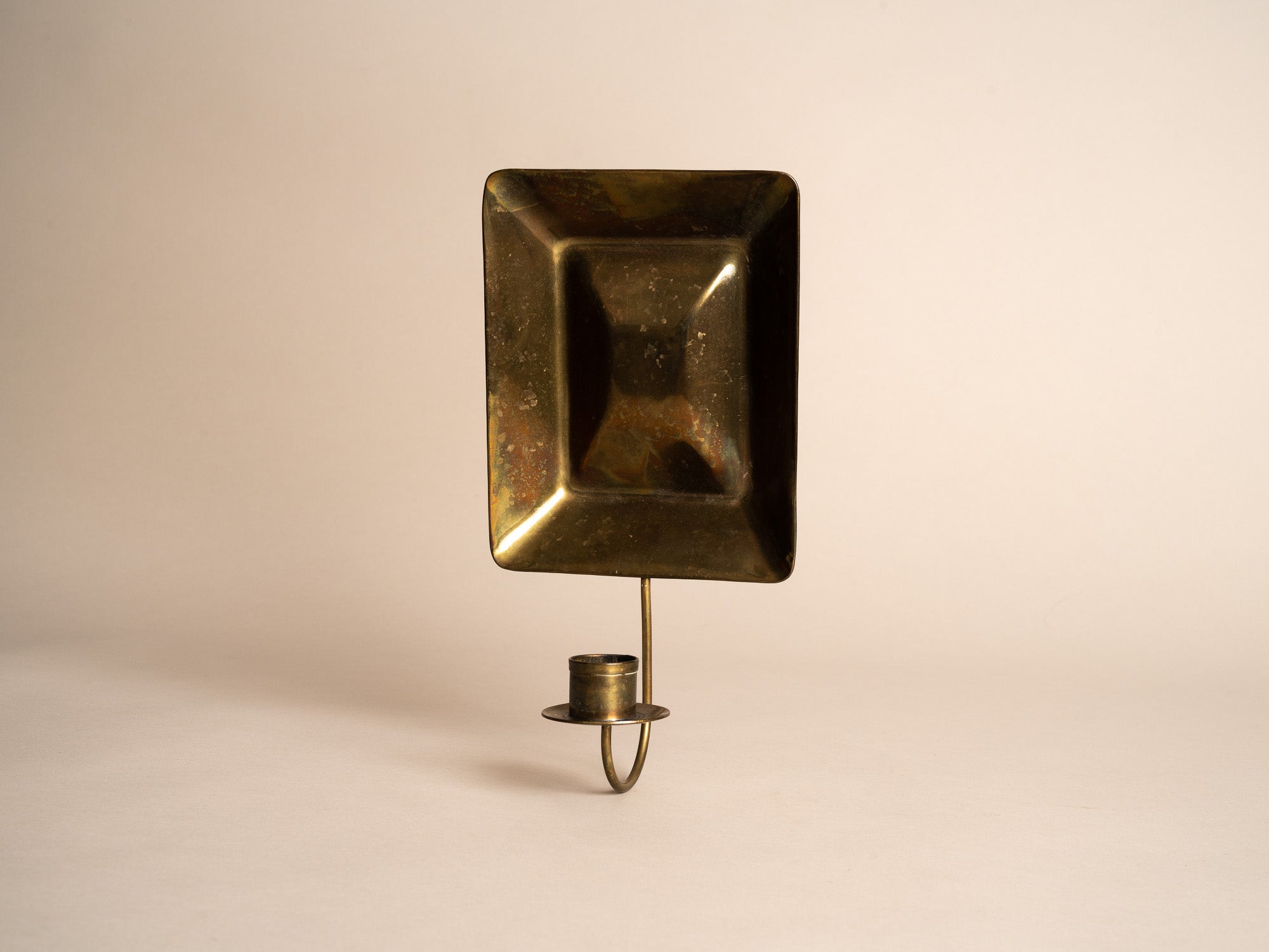 Paire de miroirs d’applique gustaviens en laiton, Suède (vers 1900)..Pair of gustavian folk brass wall hanging candle holders, Sweden (circa 1900)