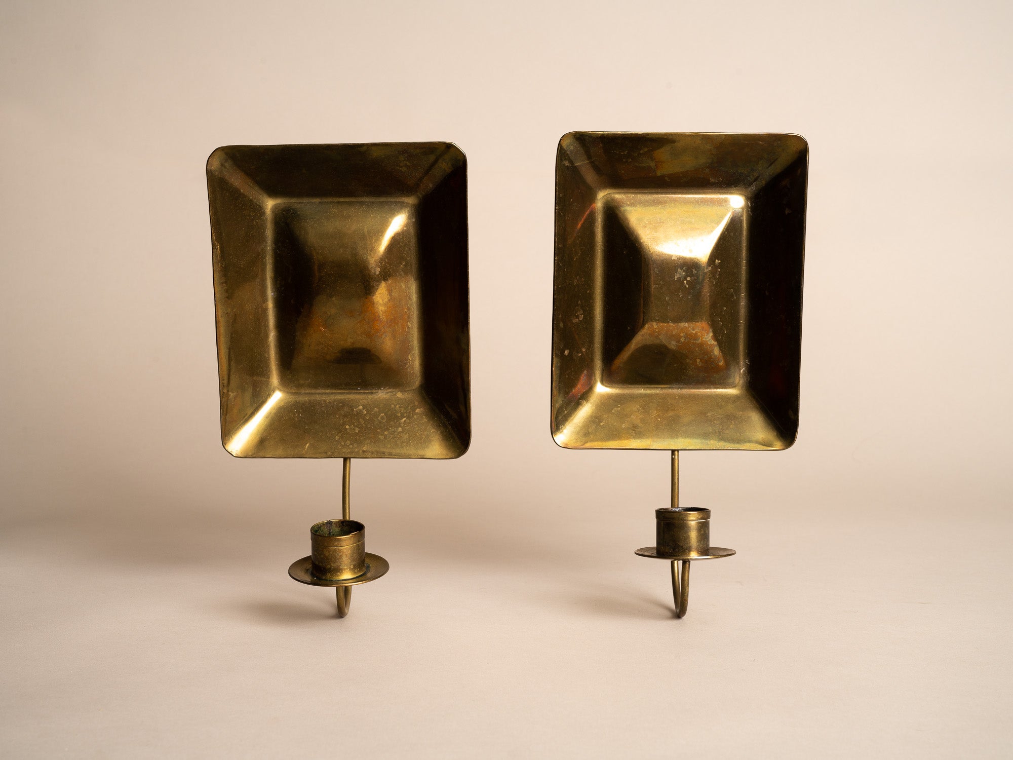 Paire de miroirs d’applique gustaviens en laiton, Suède (vers 1900)..Pair of gustavian folk brass wall hanging candle holders, Sweden (circa 1900)
