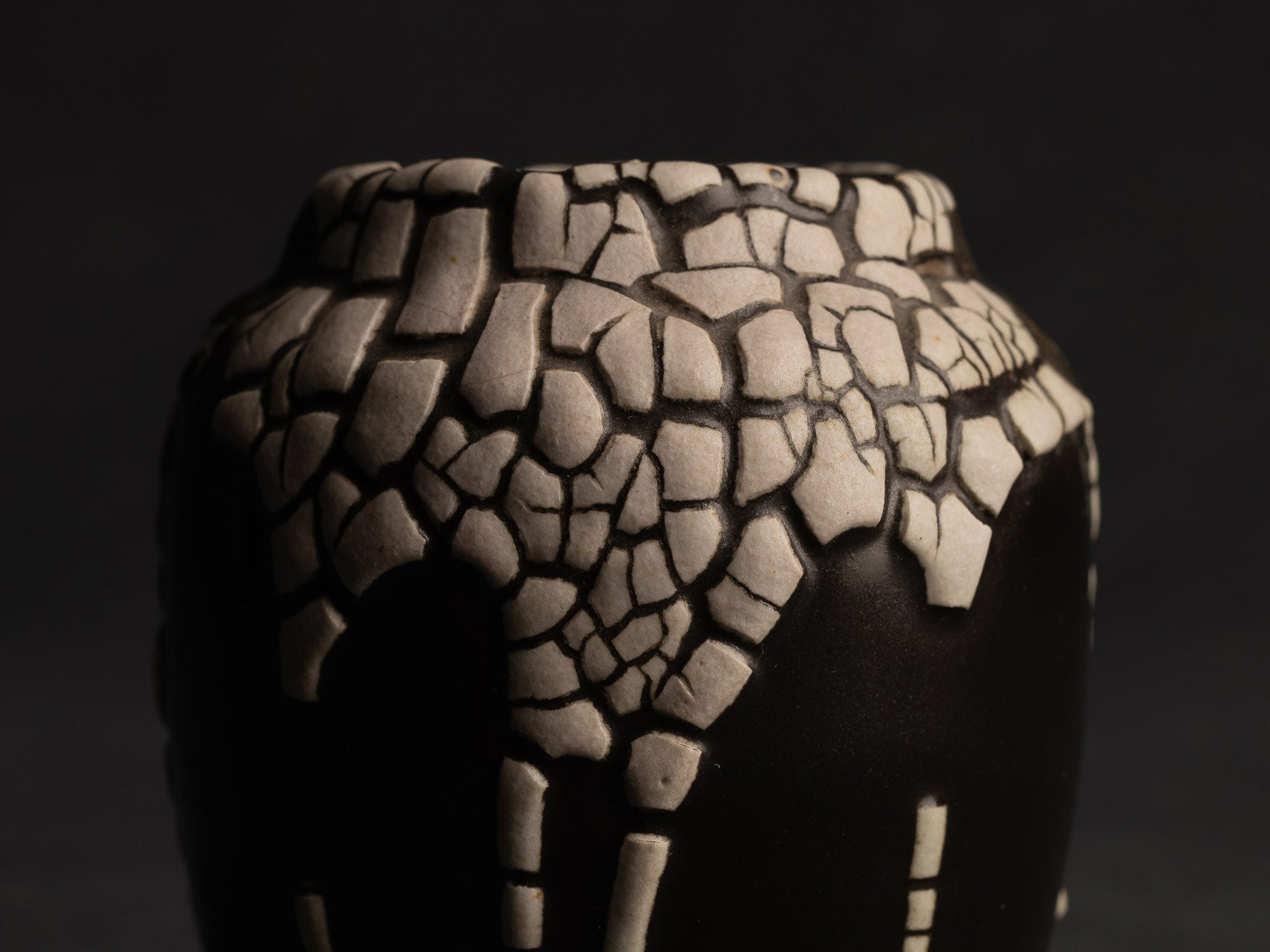 Chaire, pot à poussière de thé "peau de serpent" en grès de Léon Pointu, Atelier Pointu, France (vers 1930)..School of Carriès chaire, stoneware snakeskin glazed tea container by Léon Pointu, Atelier Pointu, France (circa 1930)