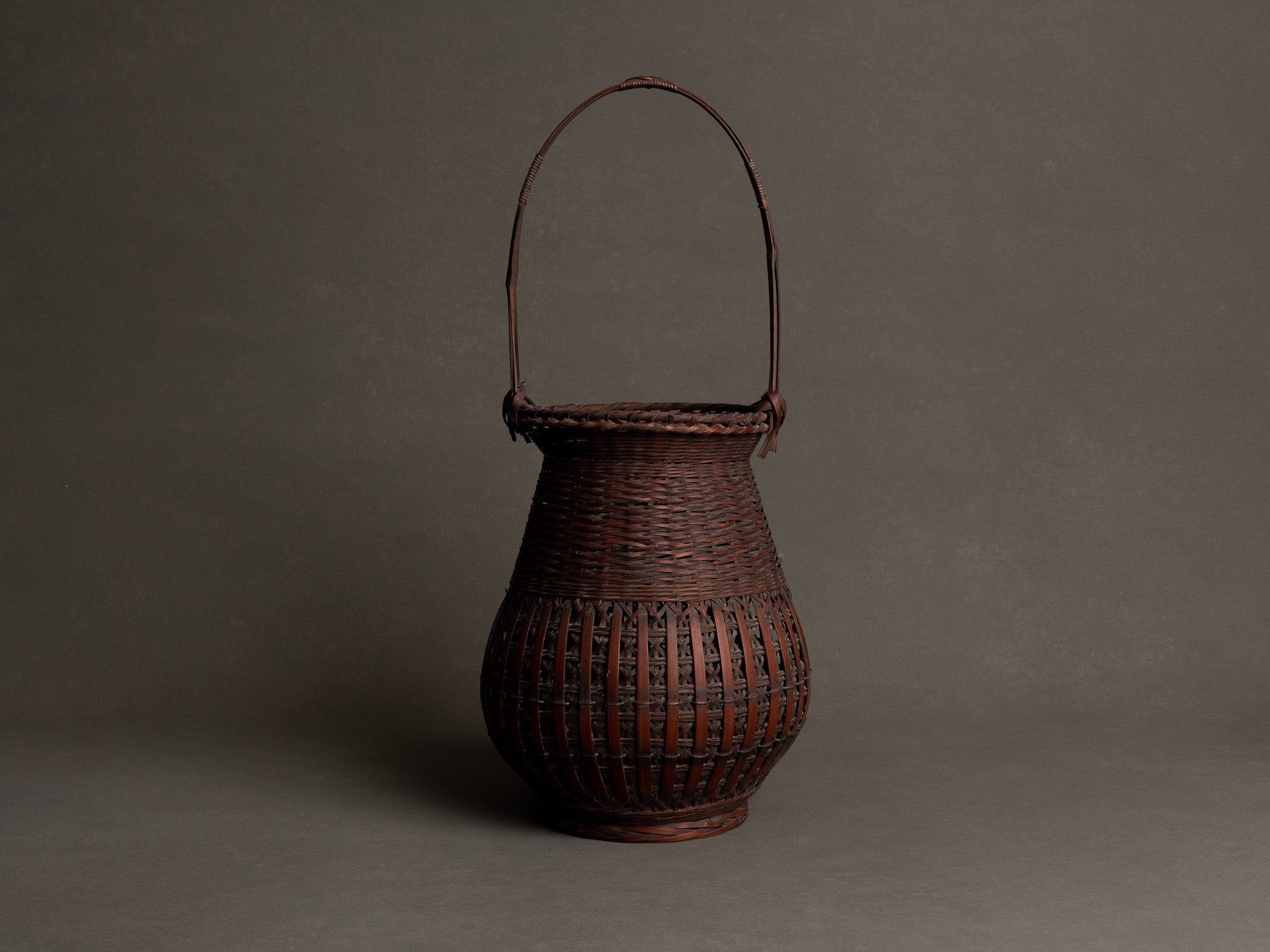 Hanakago, haut panier à anse pour l'ikebana, Japon (Ére Taishō / Début ère Shōwa)..Huge shitatare-ami hanakago Ikebana bamboo flower basket, Japan (Taishō era / early Shōwa era)