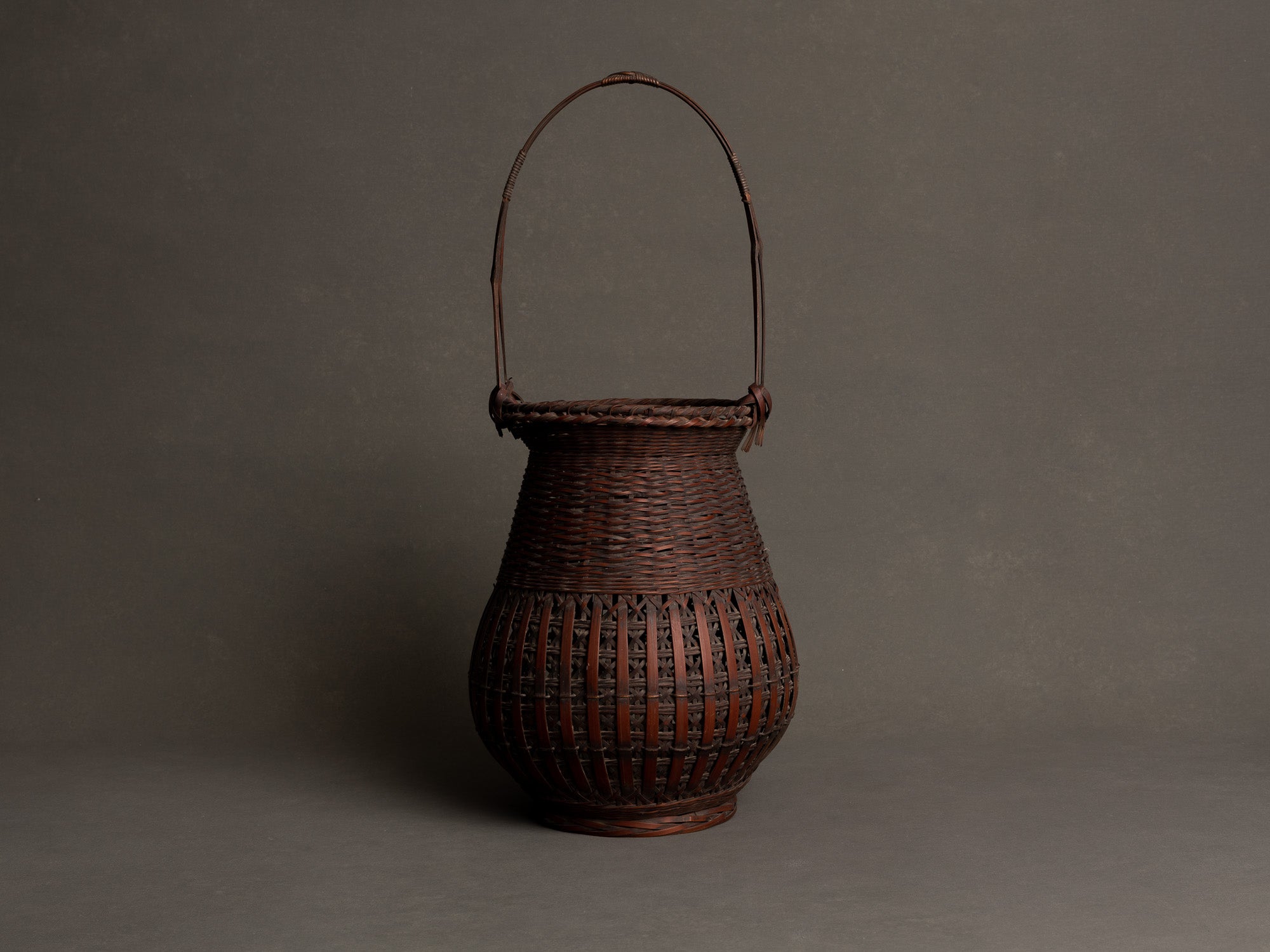 Hanakago, haut panier à anse pour l'ikebana, Japon (Ére Taishō / Début ère Shōwa)..Huge shitatare-ami hanakago Ikebana bamboo flower basket, Japan (Taishō era / early Shōwa era)