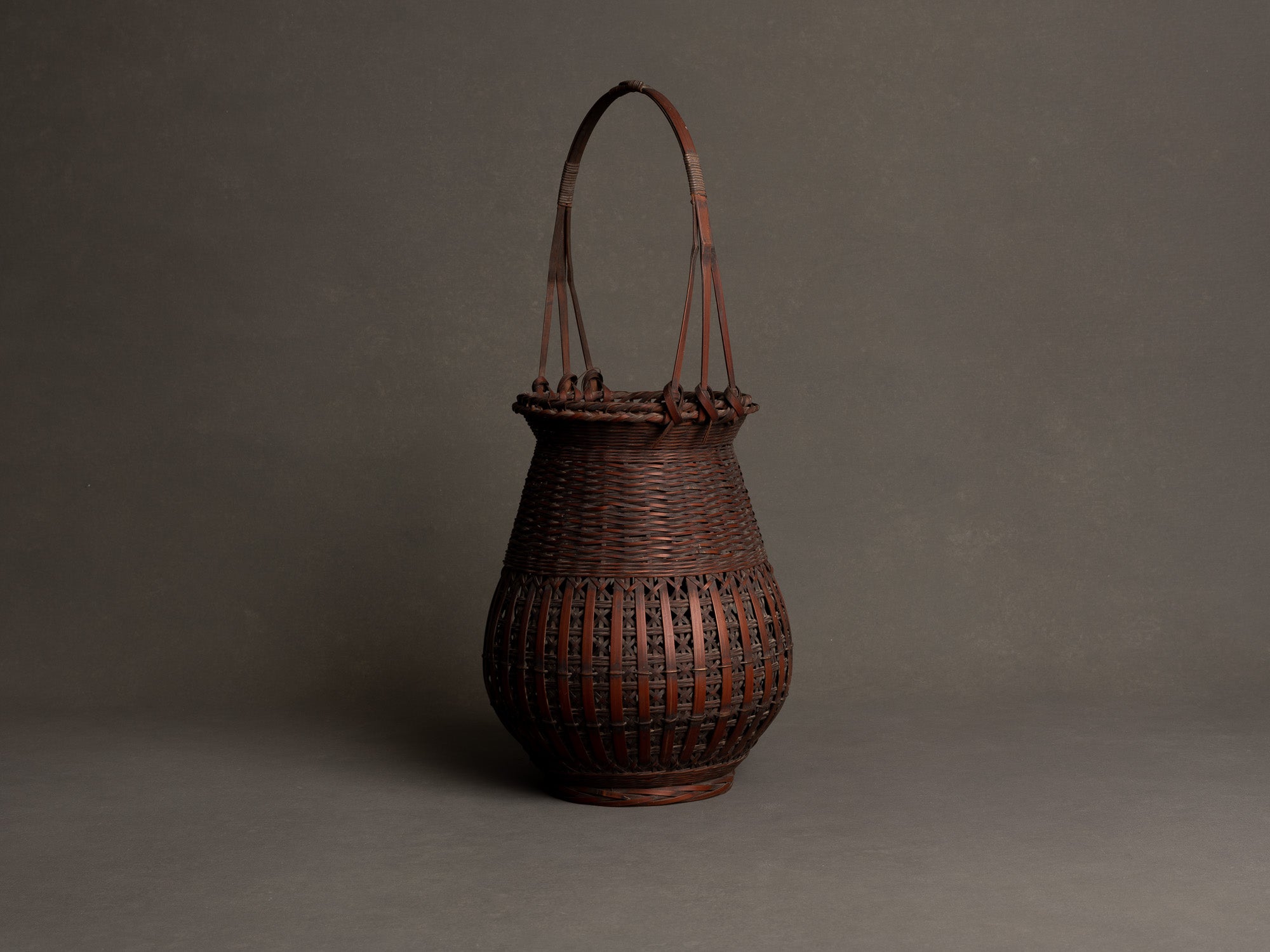 Hanakago, haut panier à anse pour l'ikebana, Japon (Ére Taishō / Début ère Shōwa)..Huge shitatare-ami hanakago Ikebana bamboo flower basket, Japan (Taishō era / early Shōwa era)