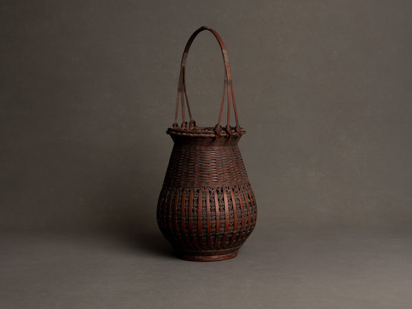 Hanakago, haut panier à anse pour l'ikebana, Japon (Ére Taishō / Début ère Shōwa)..Huge shitatare-ami hanakago Ikebana bamboo flower basket, Japan (Taishō era / early Shōwa era)