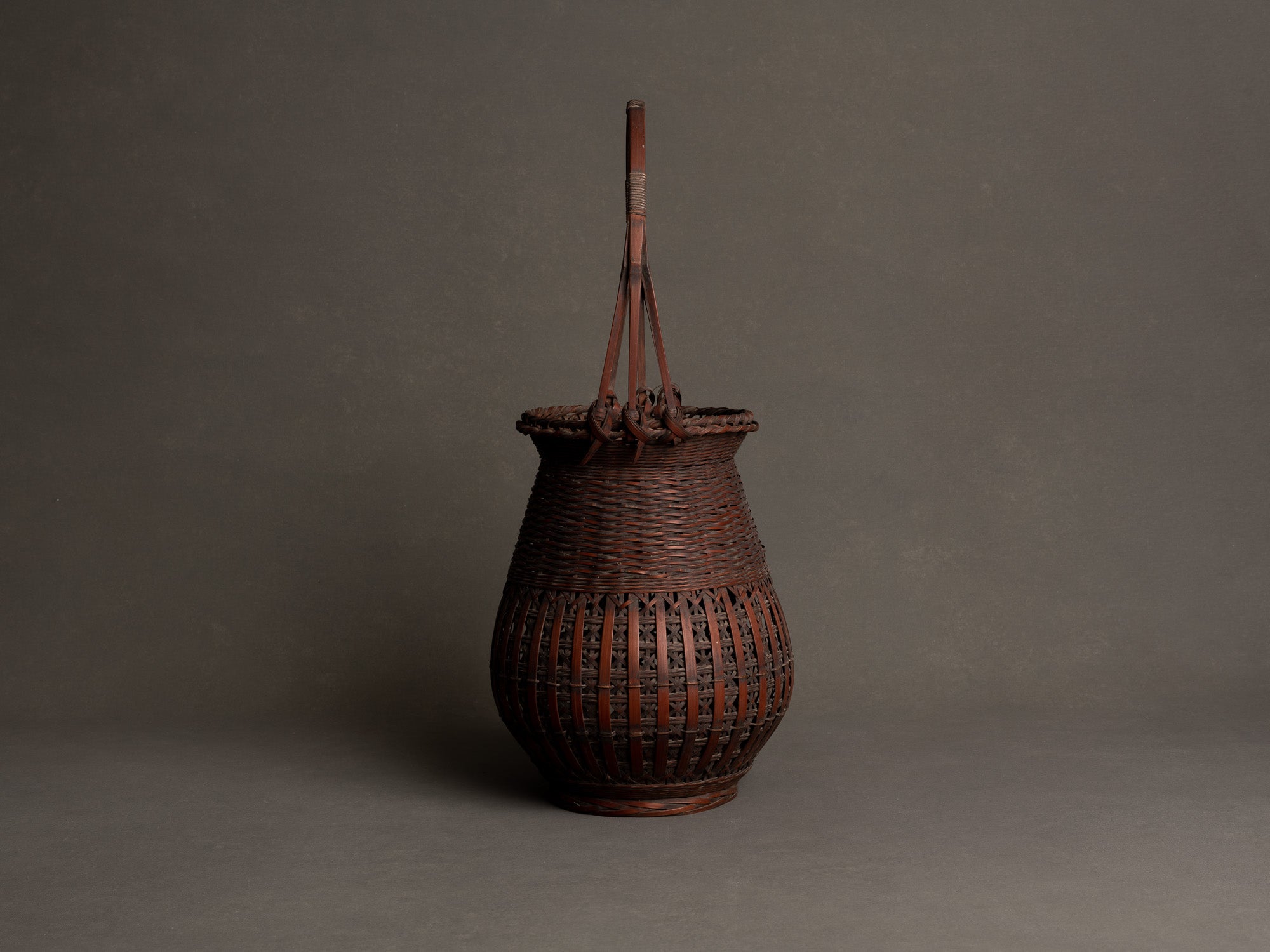 Hanakago, haut panier à anse pour l'ikebana, Japon (Ére Taishō / Début ère Shōwa)..Huge shitatare-ami hanakago Ikebana bamboo flower basket, Japan (Taishō era / early Shōwa era)