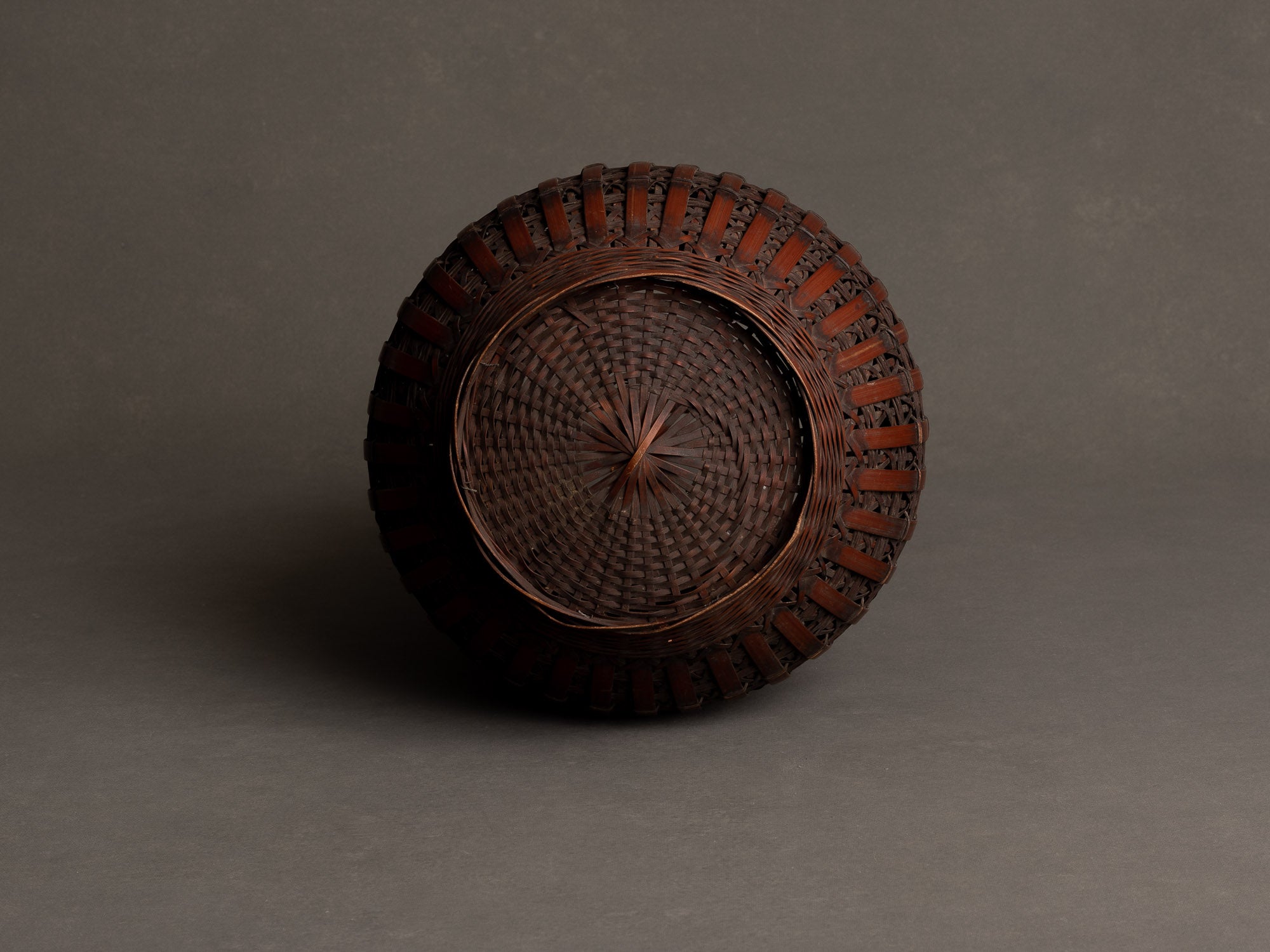 Hanakago, haut panier à anse pour l'ikebana, Japon (Ére Taishō / Début ère Shōwa)..Huge shitatare-ami hanakago Ikebana bamboo flower basket, Japan (Taishō era / early Shōwa era)
