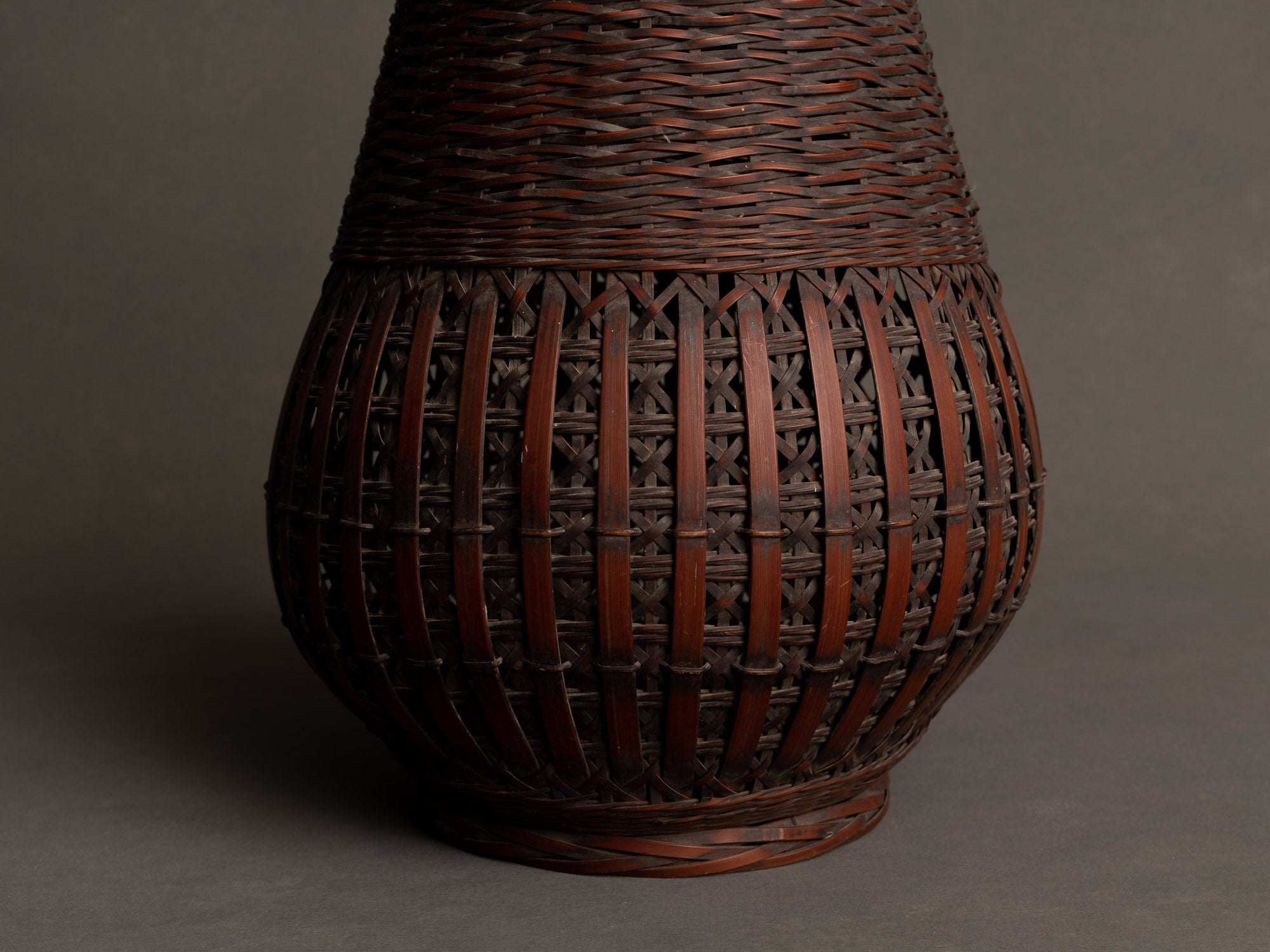 Hanakago, haut panier à anse pour l'ikebana, Japon (Ére Taishō / Début ère Shōwa)..Huge shitatare-ami hanakago Ikebana bamboo flower basket, Japan (Taishō era / early Shōwa era)