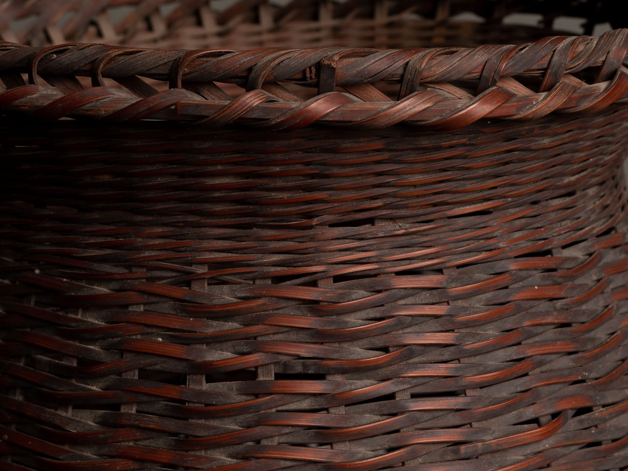 Hanakago, haut panier à anse pour l'ikebana, Japon (Ére Taishō / Début ère Shōwa)..Huge shitatare-ami hanakago Ikebana bamboo flower basket, Japan (Taishō era / early Shōwa era)