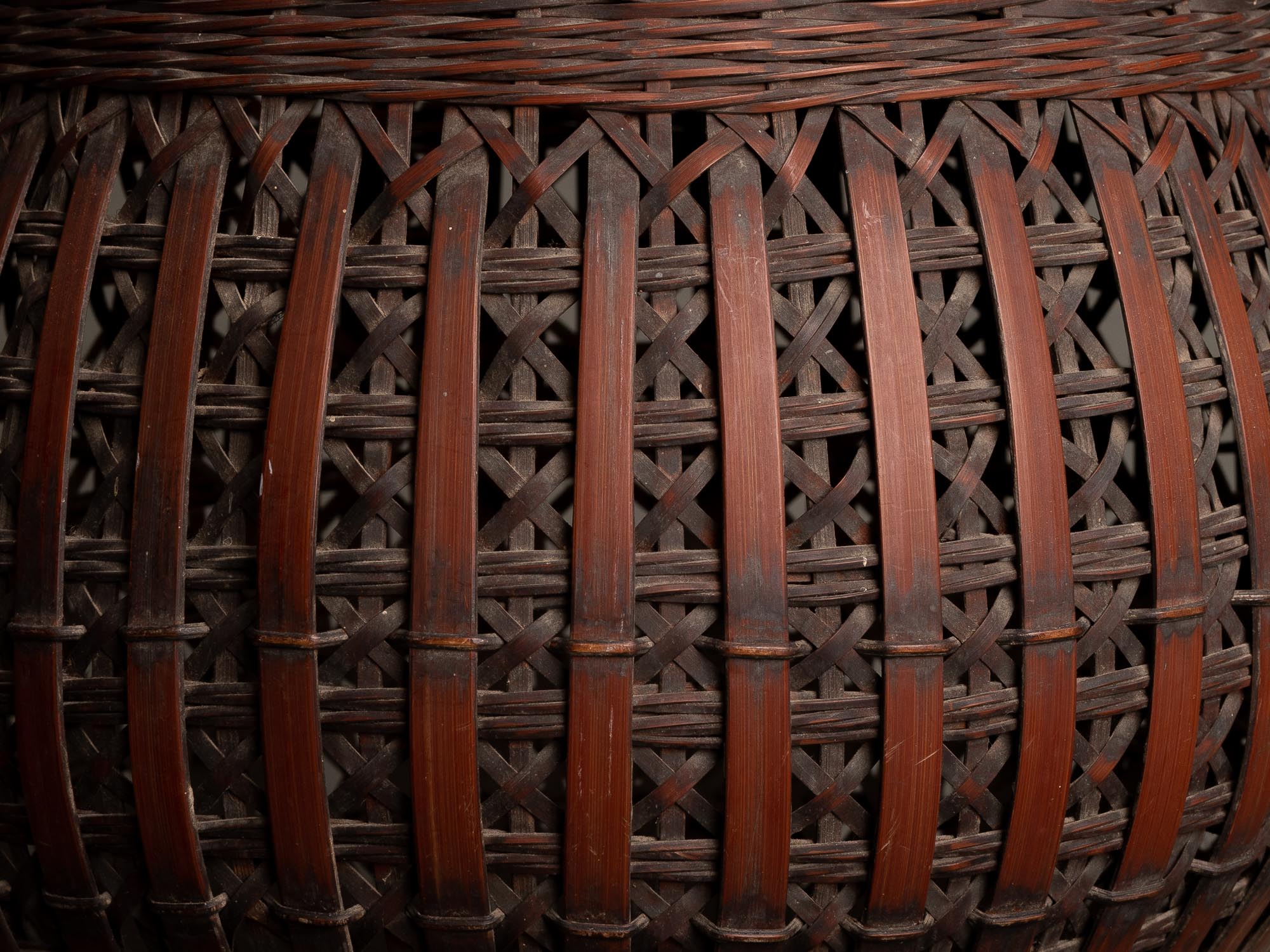 Hanakago, haut panier à anse pour l'ikebana, Japon (Ére Taishō / Début ère Shōwa)..Huge shitatare-ami hanakago Ikebana bamboo flower basket, Japan (Taishō era / early Shōwa era)