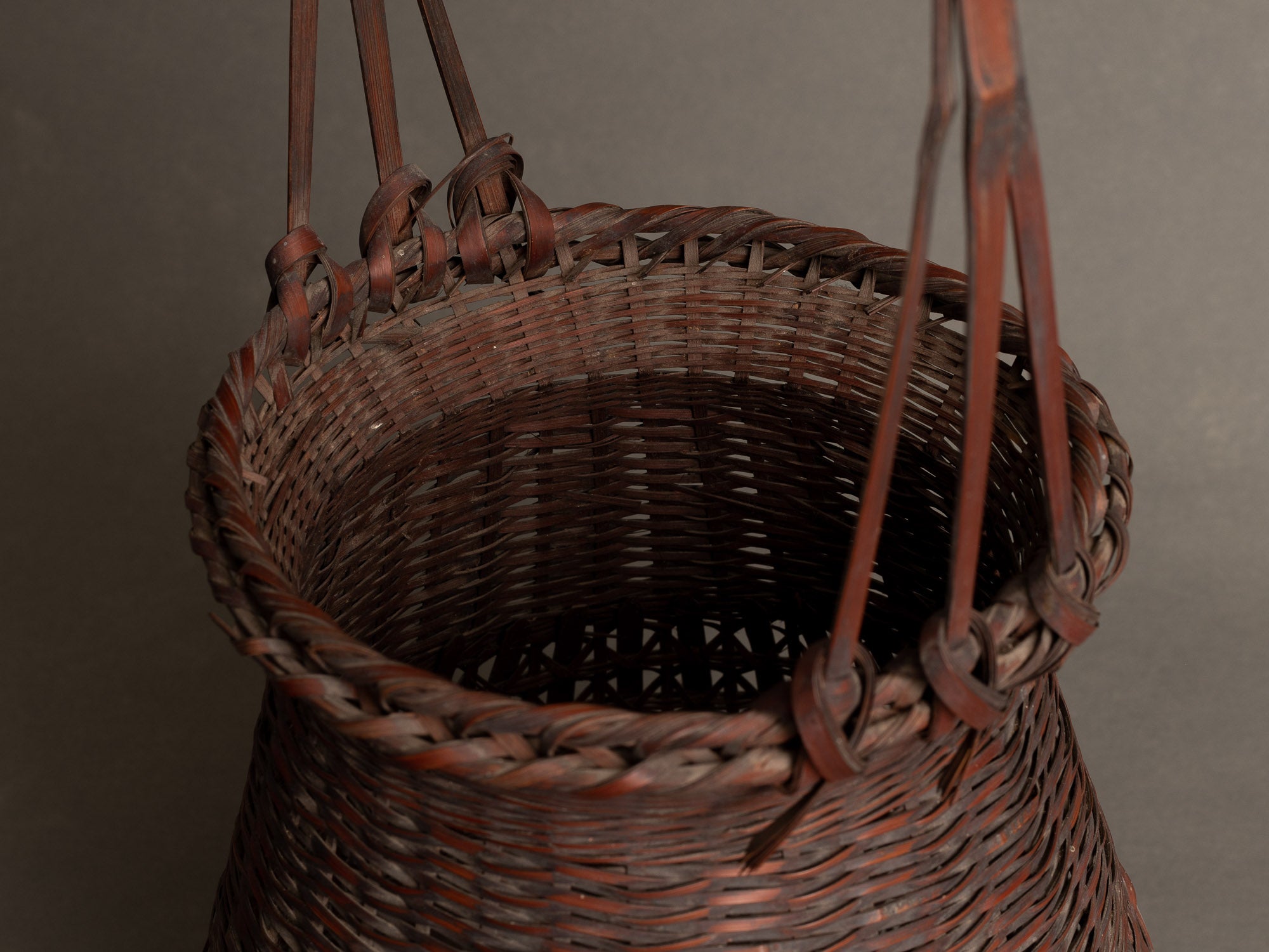 Hanakago, haut panier à anse pour l'ikebana, Japon (Ére Taishō / Début ère Shōwa)..Huge shitatare-ami hanakago Ikebana bamboo flower basket, Japan (Taishō era / early Shōwa era)