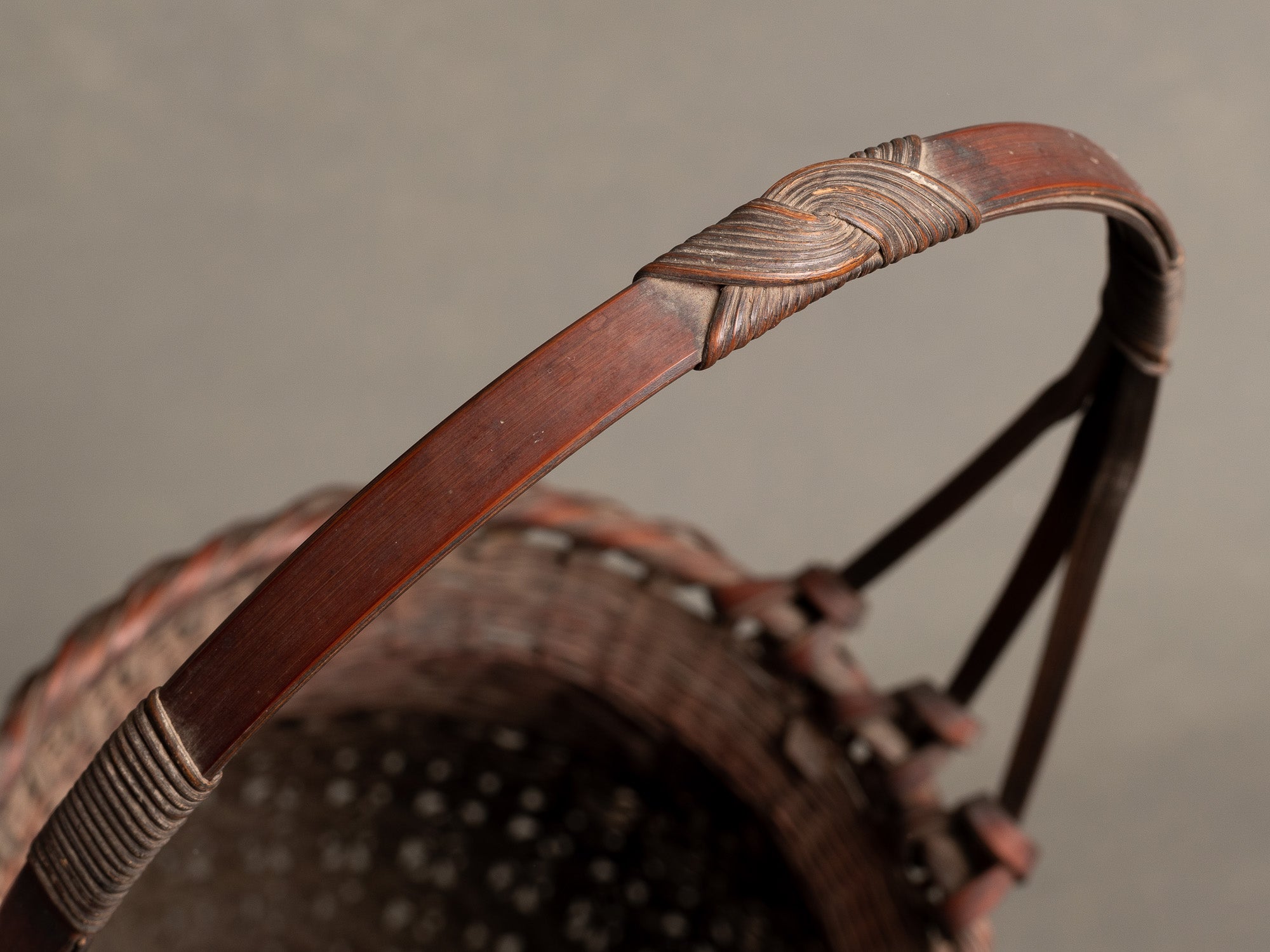 Hanakago, haut panier à anse pour l'ikebana, Japon (Ére Taishō / Début ère Shōwa)..Huge shitatare-ami hanakago Ikebana bamboo flower basket, Japan (Taishō era / early Shōwa era)