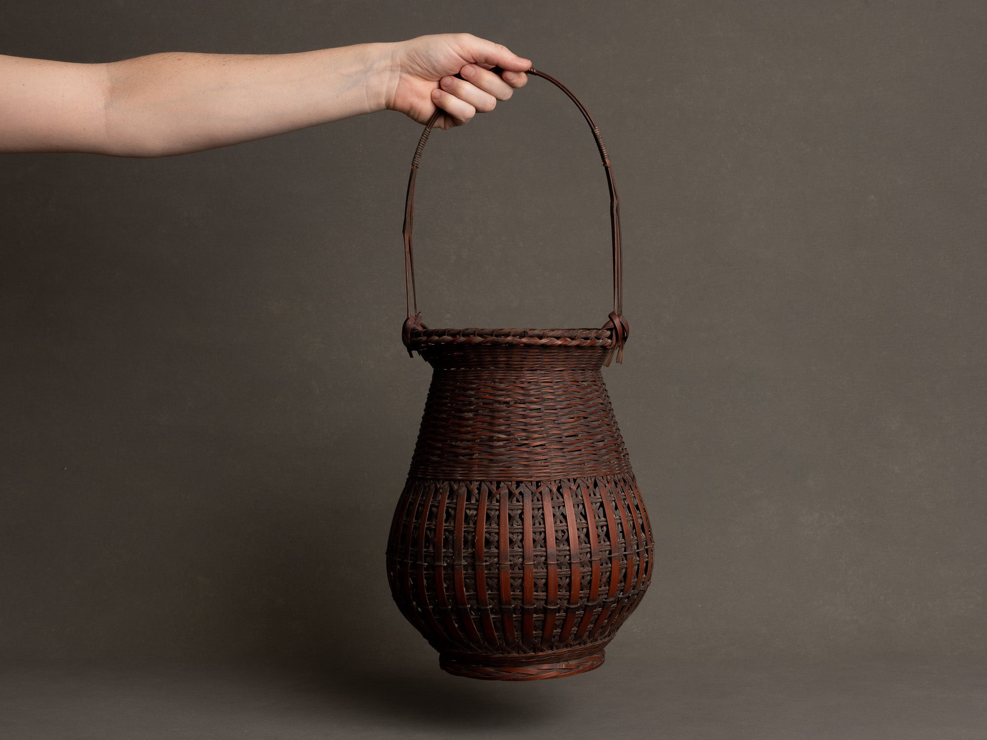 Hanakago, haut panier à anse pour l'ikebana, Japon (Ére Taishō / Début ère Shōwa)..Huge shitatare-ami hanakago Ikebana bamboo flower basket, Japan (Taishō era / early Shōwa era)
