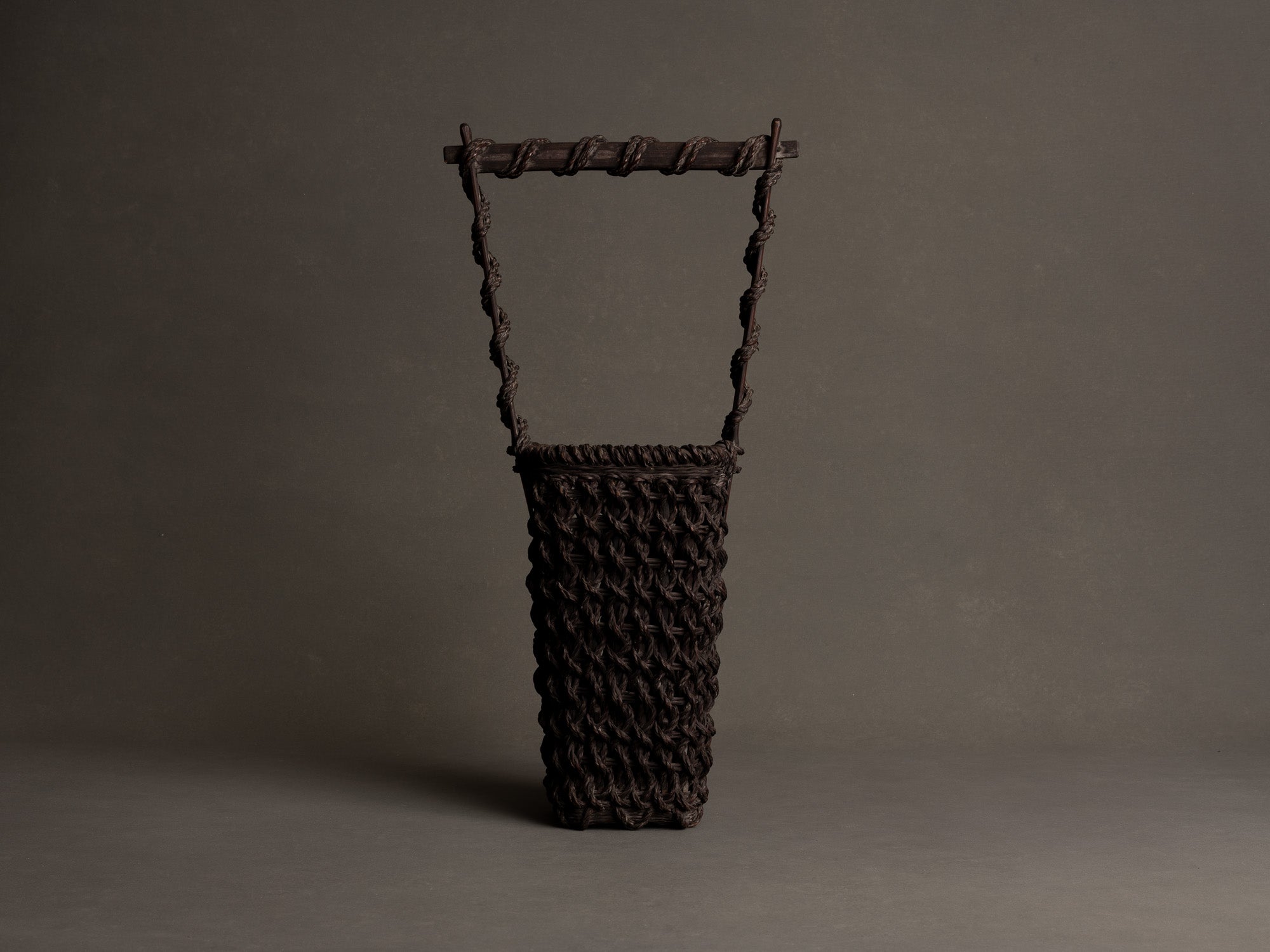 Hanakago, haut panier carquois tressage de bambou cordé pour l'ikebana, Japon (Fin ère Meiji / début ère Shōwa)..Hanakago, high woven bamboo basket  for ikebana, Japan (Meiji era / early Shōwa era)