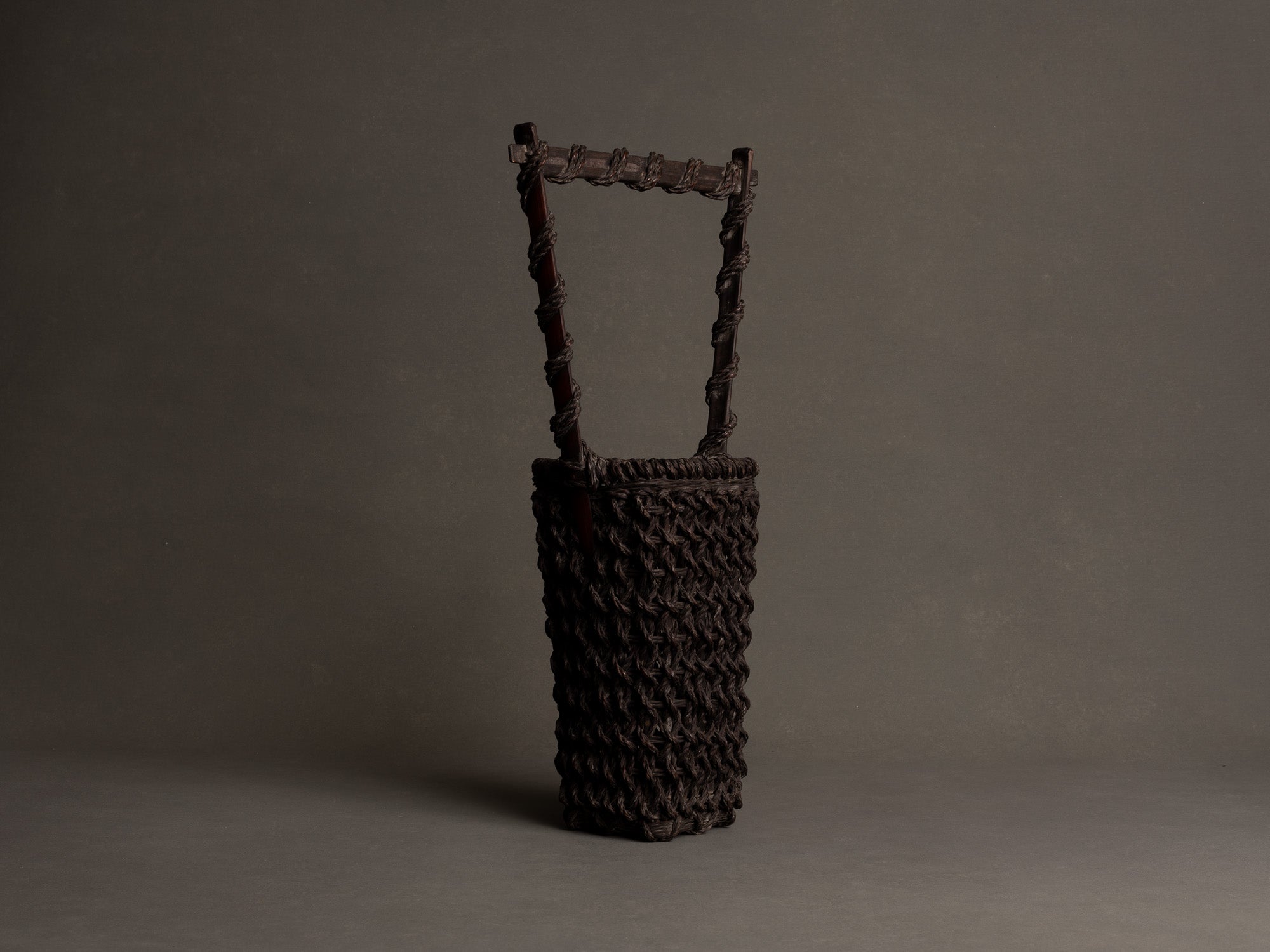 Hanakago, haut panier carquois tressage de bambou cordé pour l'ikebana, Japon (Fin ère Meiji / début ère Shōwa)..Hanakago, high woven bamboo basket  for ikebana, Japan (Meiji era / early Shōwa era)