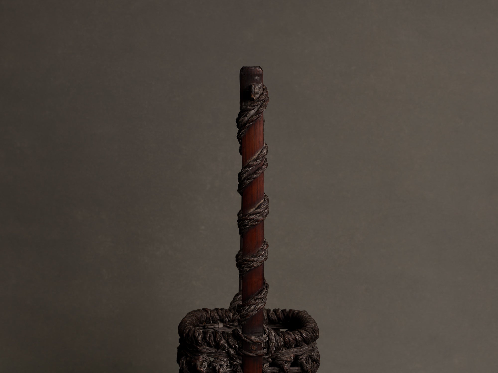 Hanakago, haut panier carquois tressage de bambou cordé pour l'ikebana, Japon (Fin ère Meiji / début ère Shōwa)..Hanakago, high woven bamboo basket  for ikebana, Japan (Meiji era / early Shōwa era)