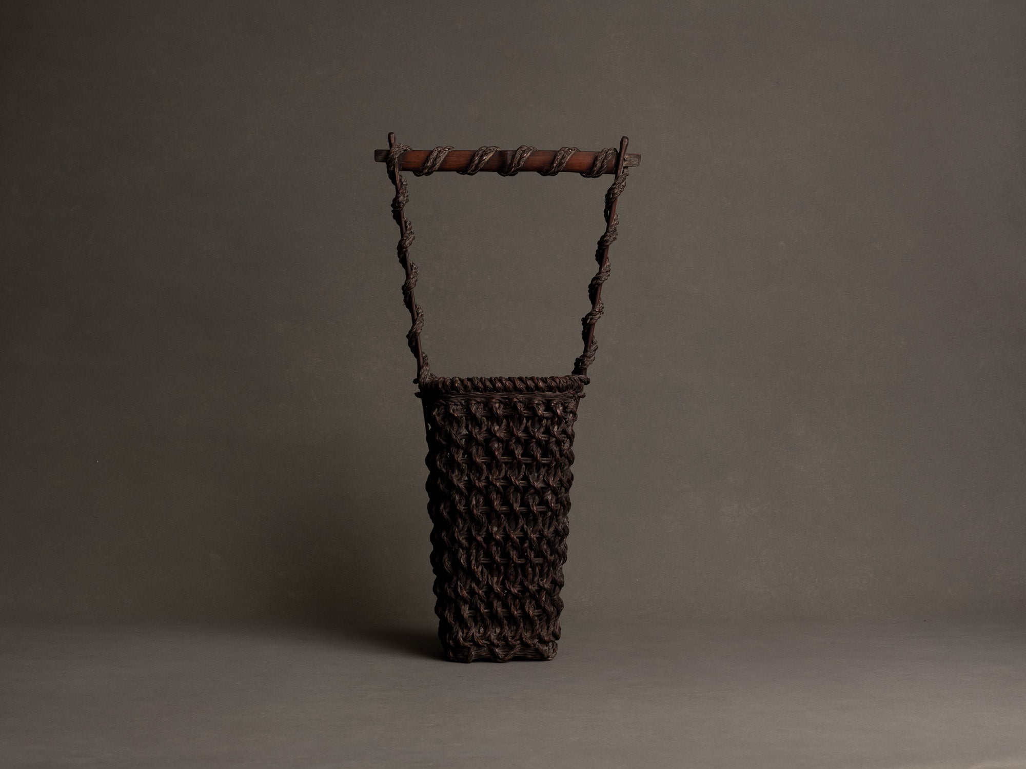 Hanakago, haut panier carquois tressage de bambou cordé pour l'ikebana, Japon (Fin ère Meiji / début ère Shōwa)..Hanakago, high woven bamboo basket  for ikebana, Japan (Meiji era / early Shōwa era)