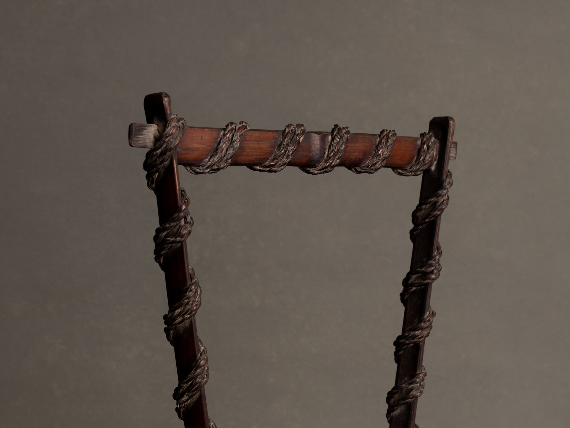 Hanakago, haut panier carquois tressage de bambou cordé pour l'ikebana, Japon (Fin ère Meiji / début ère Shōwa)..Hanakago, high woven bamboo basket  for ikebana, Japan (Meiji era / early Shōwa era)