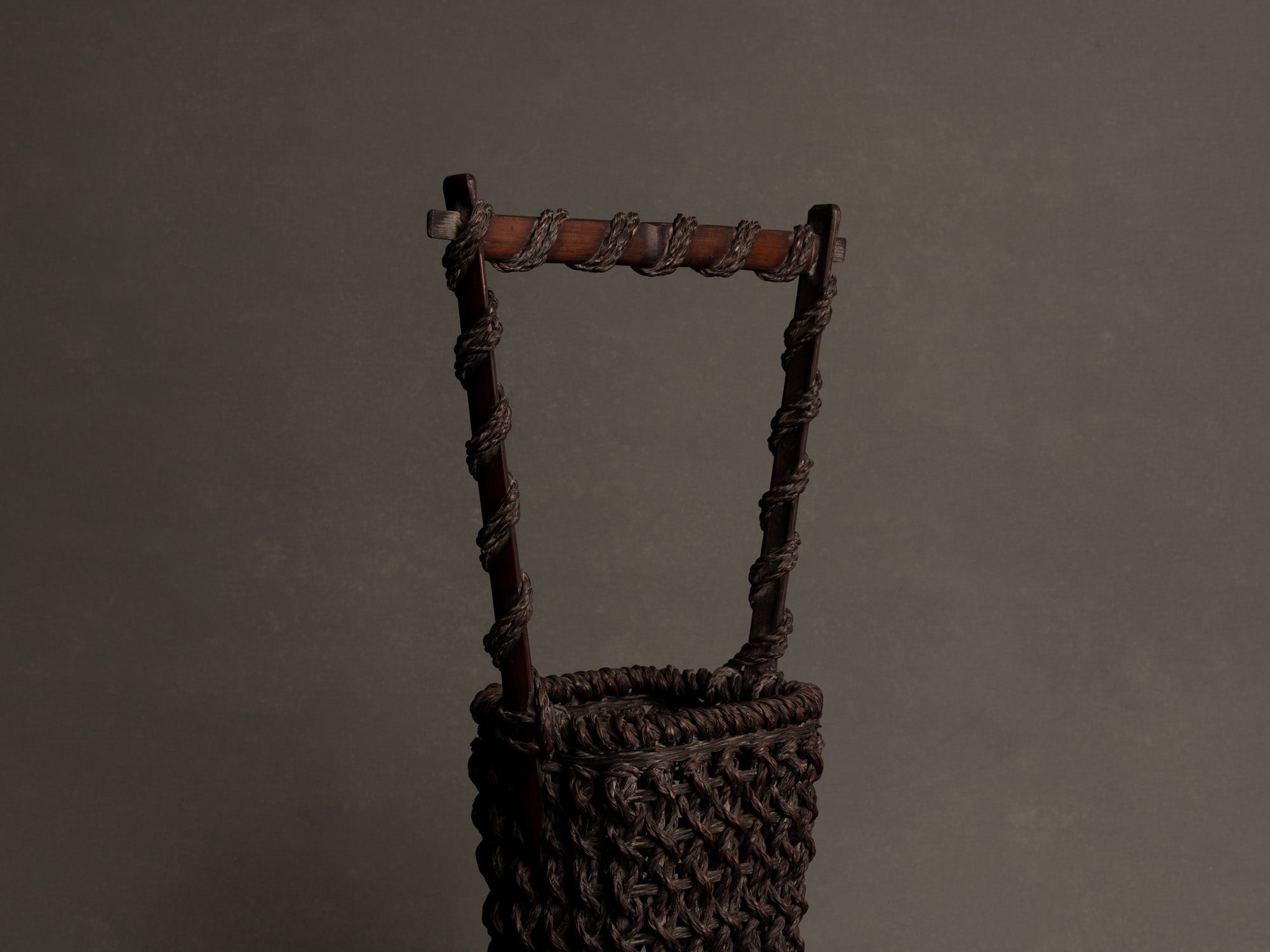 Hanakago, haut panier carquois tressage de bambou cordé pour l'ikebana, Japon (Fin ère Meiji / début ère Shōwa)..Hanakago, high woven bamboo basket  for ikebana, Japan (Meiji era / early Shōwa era)