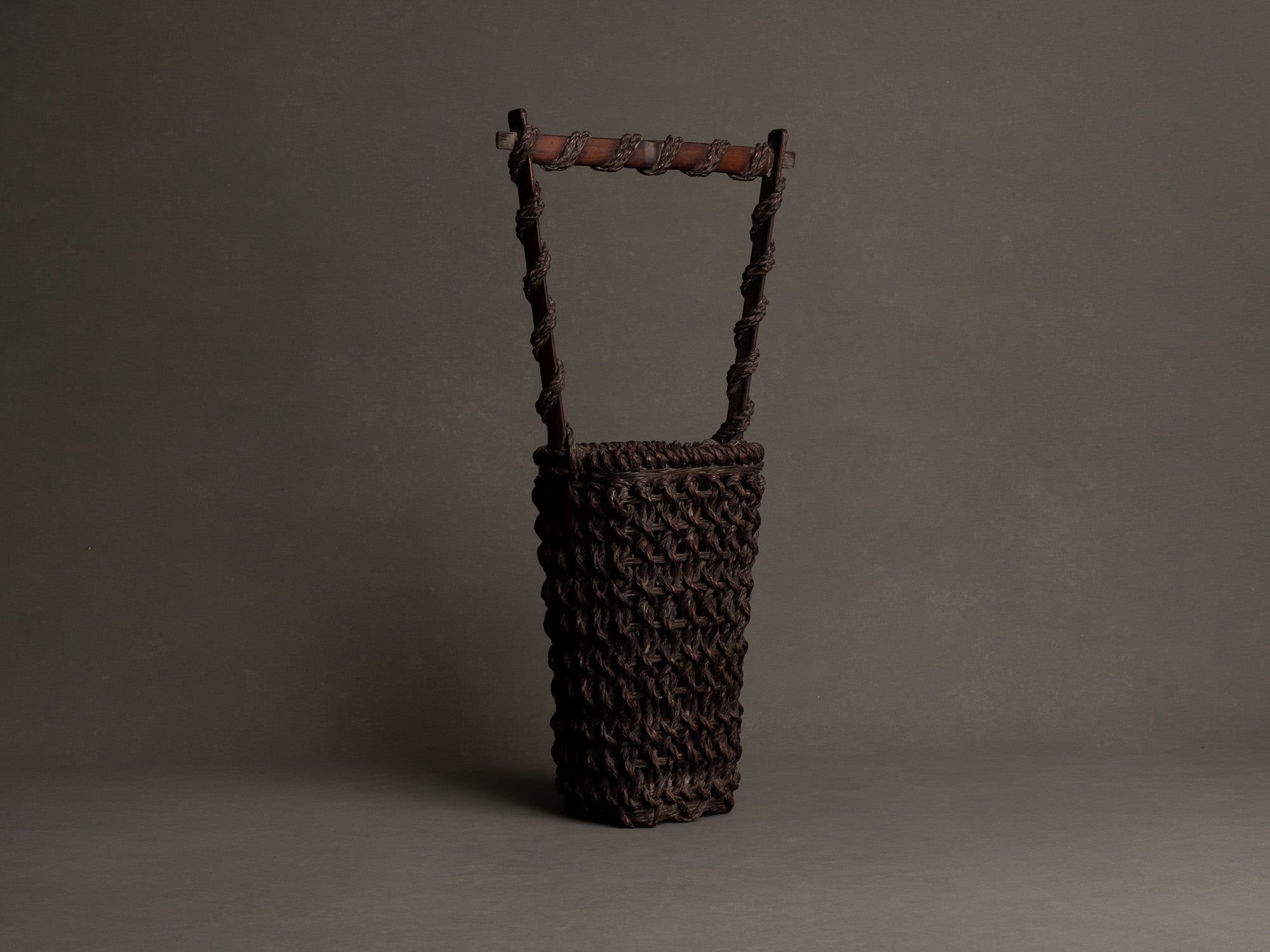 Hanakago, haut panier carquois tressage de bambou cordé pour l'ikebana, Japon (Fin ère Meiji / début ère Shōwa)..Hanakago, high woven bamboo basket  for ikebana, Japan (Meiji era / early Shōwa era)
