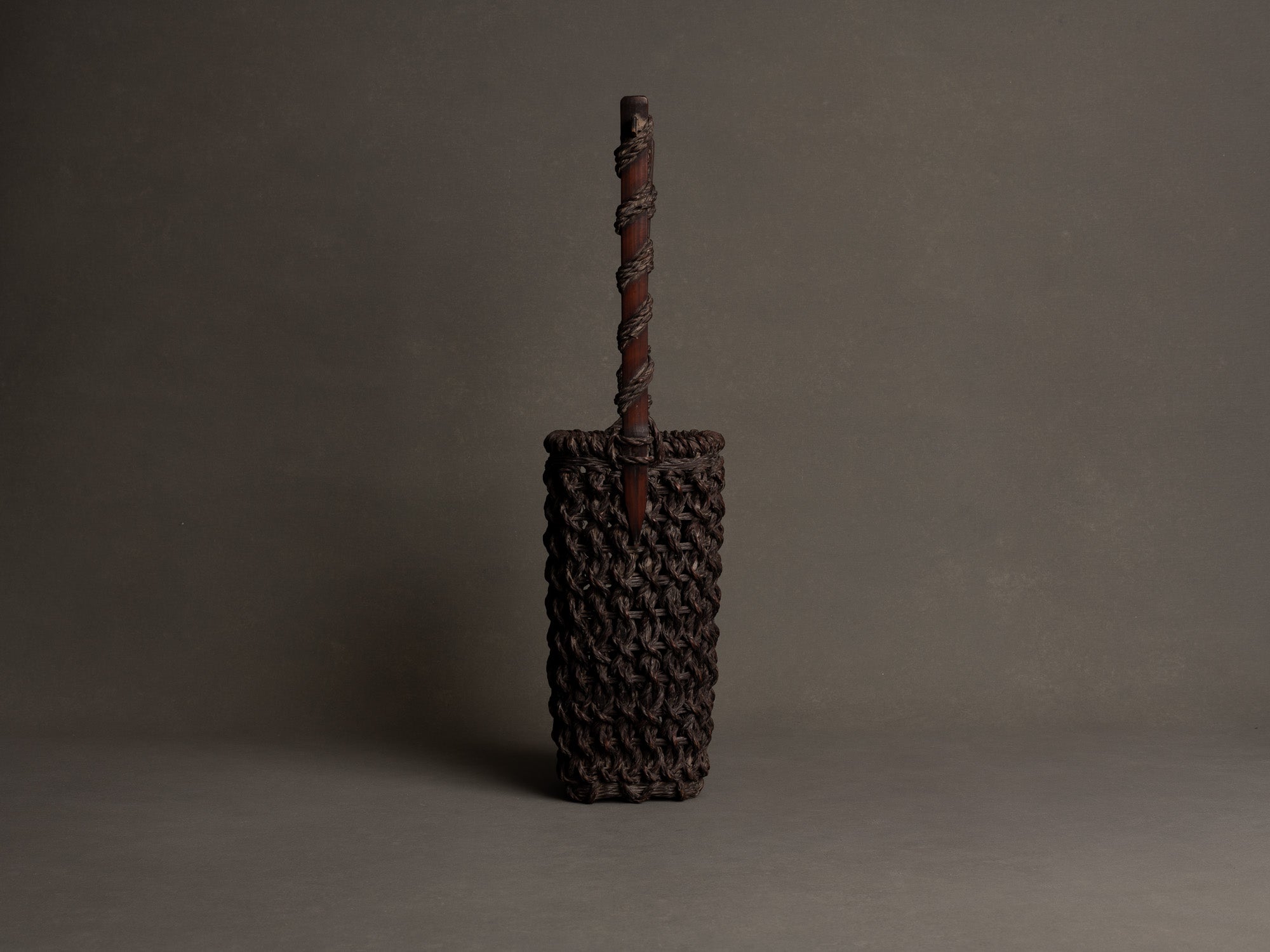 Hanakago, haut panier carquois tressage de bambou cordé pour l'ikebana, Japon (Fin ère Meiji / début ère Shōwa)..Hanakago, high woven bamboo basket  for ikebana, Japan (Meiji era / early Shōwa era)