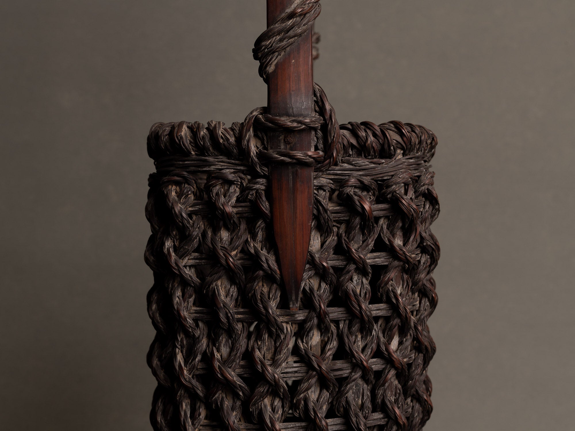 Hanakago, haut panier carquois tressage de bambou cordé pour l'ikebana, Japon (Fin ère Meiji / début ère Shōwa)..Hanakago, high woven bamboo basket  for ikebana, Japan (Meiji era / early Shōwa era)