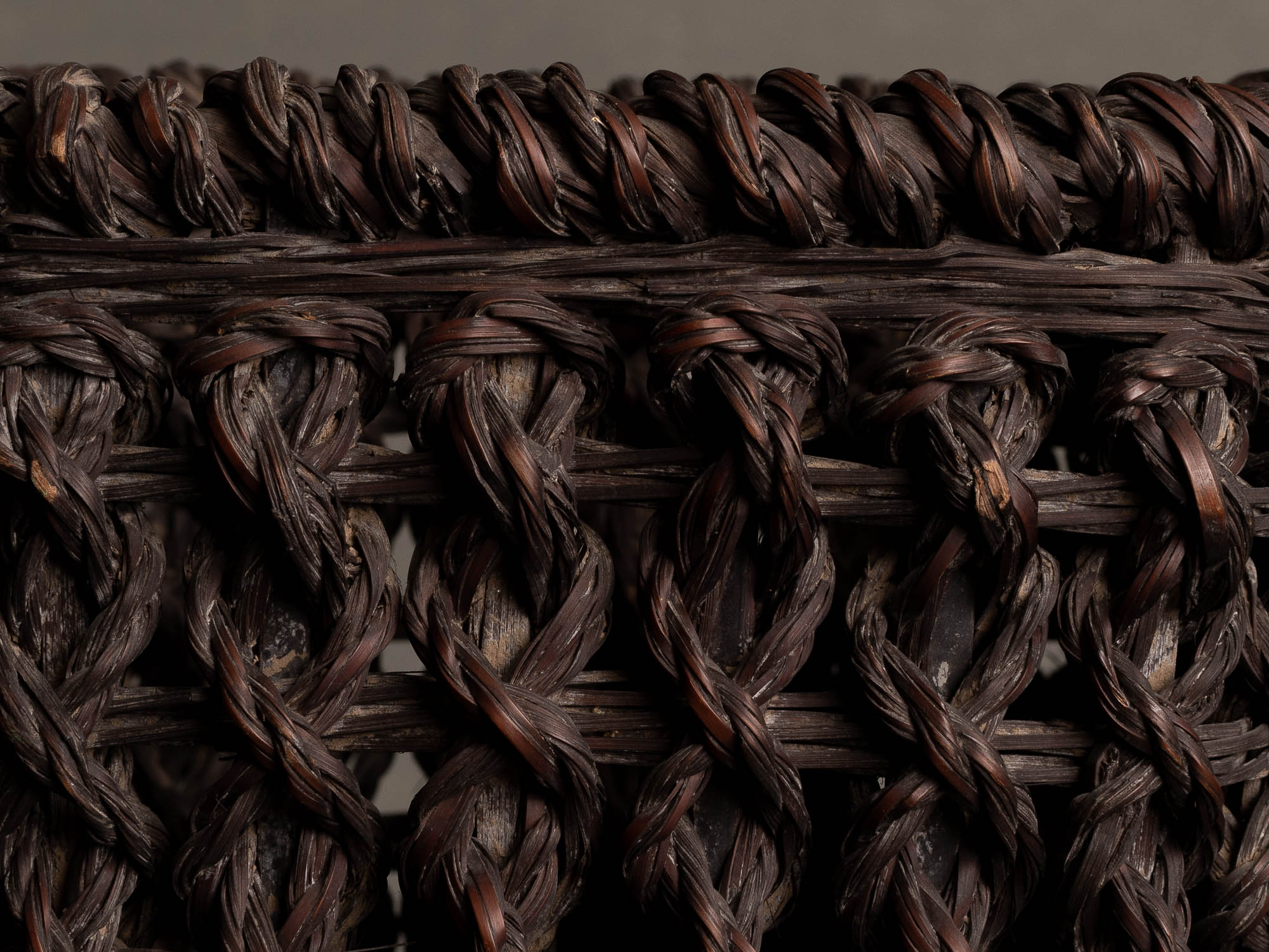 Hanakago, haut panier carquois tressage de bambou cordé pour l'ikebana, Japon (Fin ère Meiji / début ère Shōwa)..Hanakago, high woven bamboo basket  for ikebana, Japan (Meiji era / early Shōwa era)