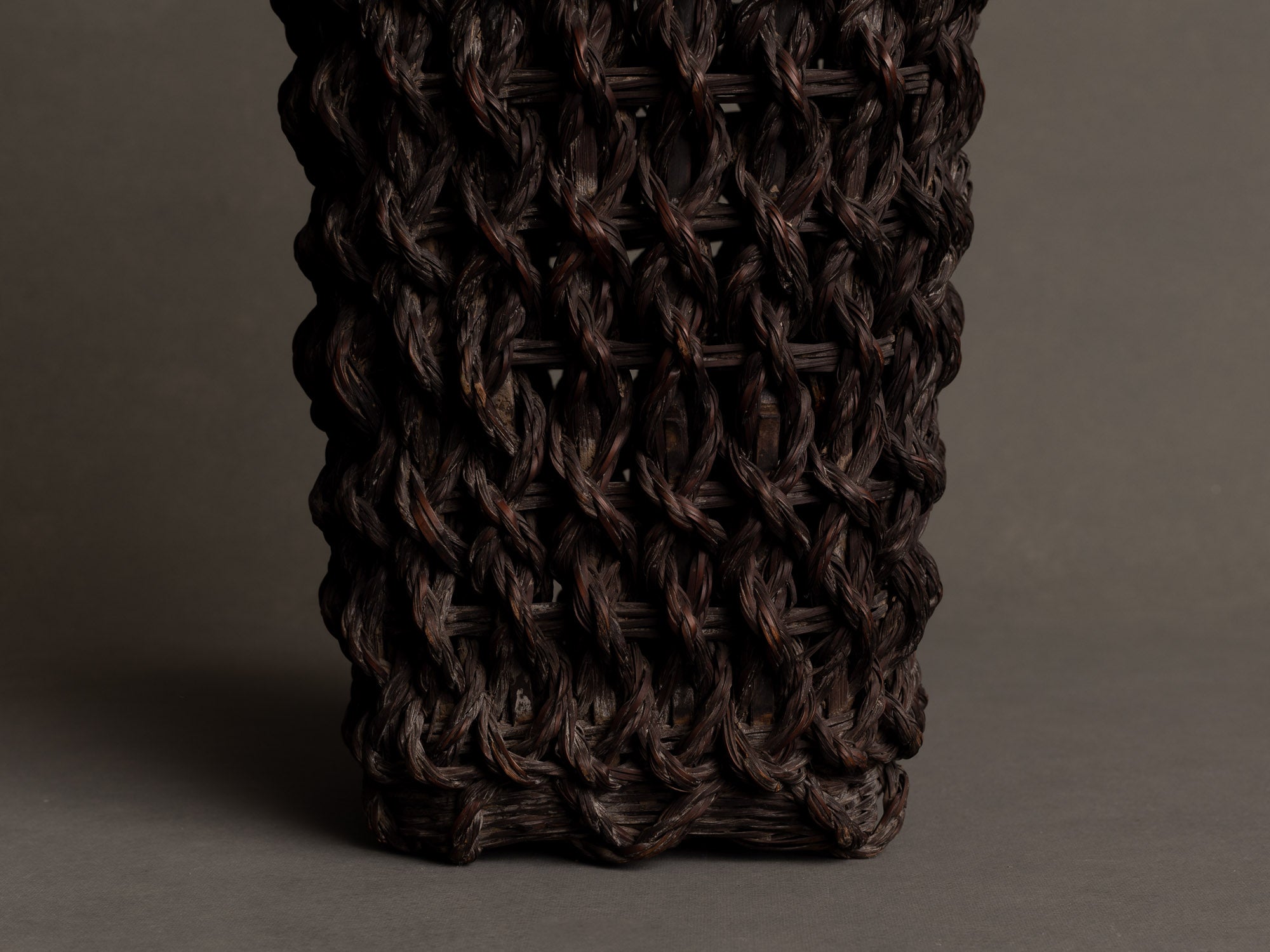 Hanakago, haut panier carquois tressage de bambou cordé pour l'ikebana, Japon (Fin ère Meiji / début ère Shōwa)..Hanakago, high woven bamboo basket  for ikebana, Japan (Meiji era / early Shōwa era)