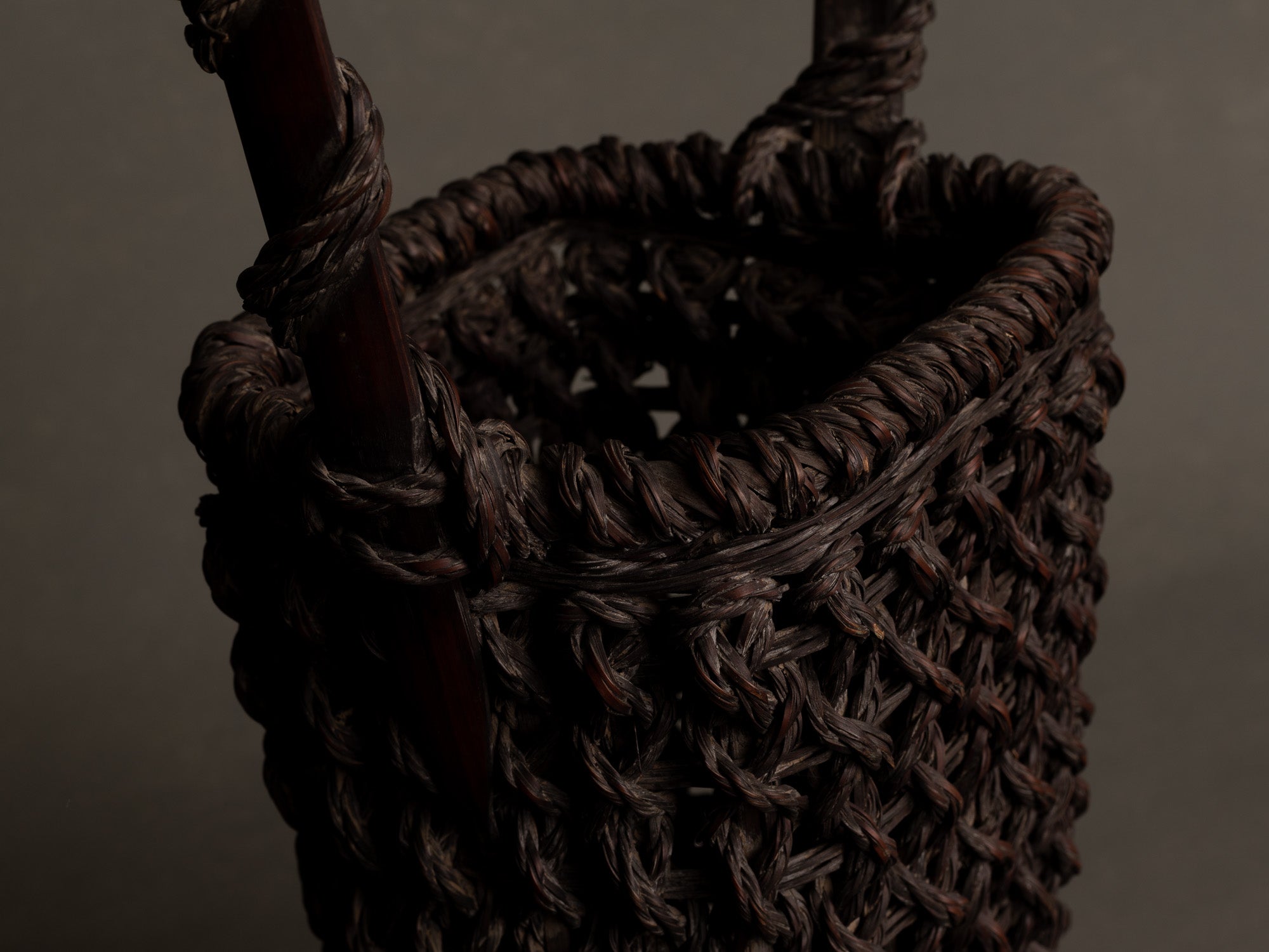 Hanakago, haut panier carquois tressage de bambou cordé pour l'ikebana, Japon (Fin ère Meiji / début ère Shōwa)..Hanakago, high woven bamboo basket  for ikebana, Japan (Meiji era / early Shōwa era)
