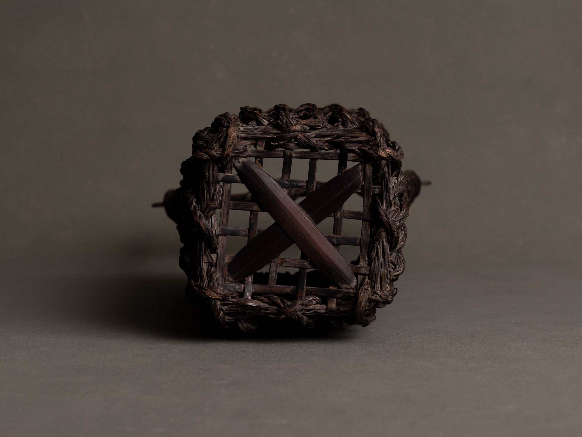 Hanakago, haut panier carquois tressage de bambou cordé pour l'ikebana, Japon (Fin ère Meiji / début ère Shōwa)..Hanakago, high woven bamboo basket  for ikebana, Japan (Meiji era / early Shōwa era)