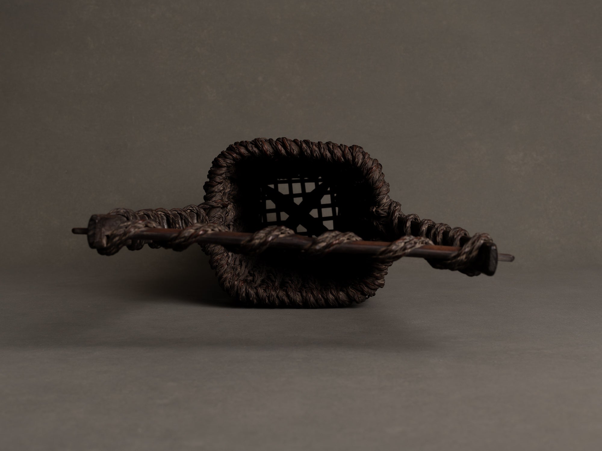 Hanakago, haut panier carquois tressage de bambou cordé pour l'ikebana, Japon (Fin ère Meiji / début ère Shōwa)..Hanakago, high woven bamboo basket  for ikebana, Japan (Meiji era / early Shōwa era)