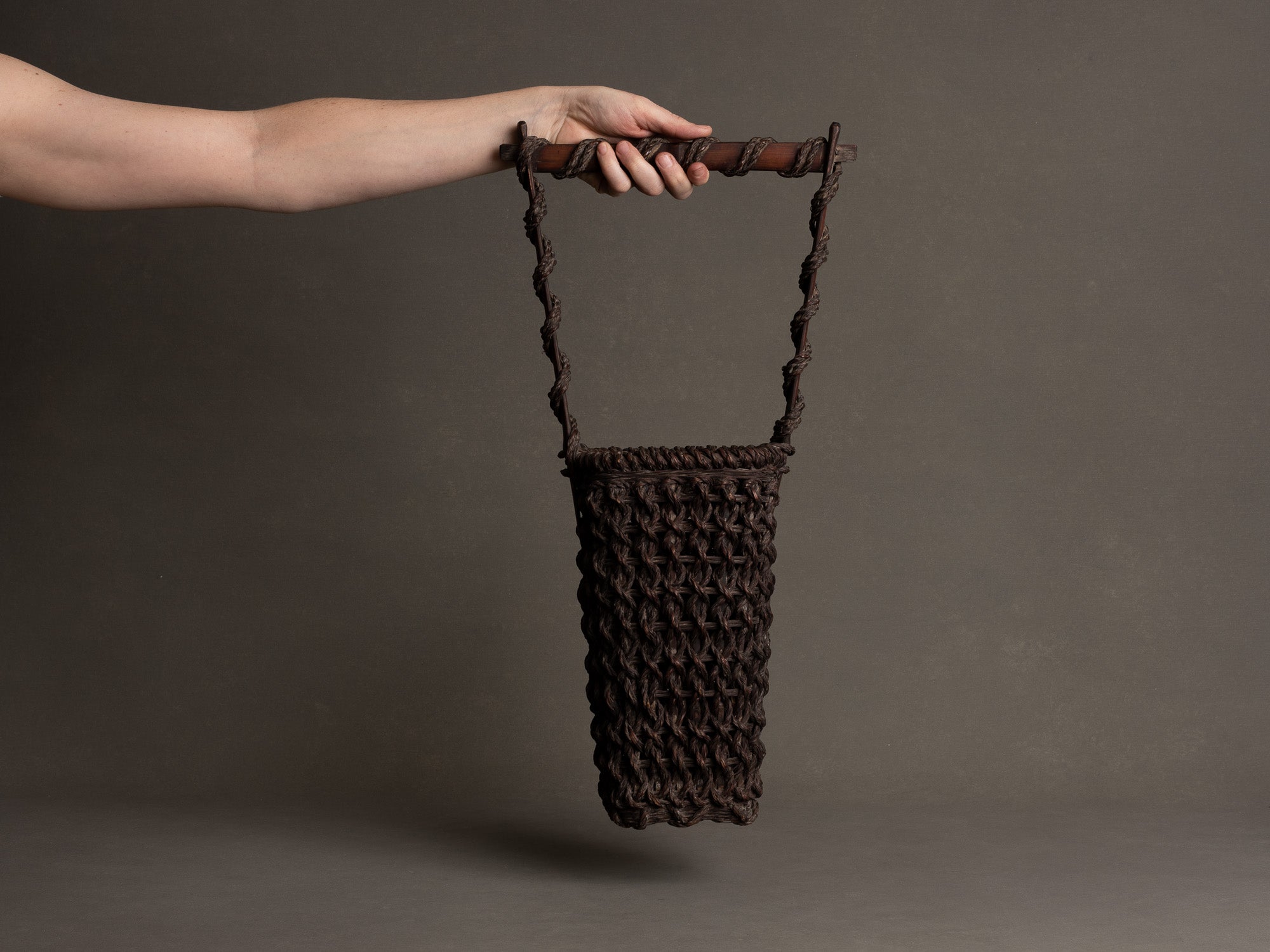 Hanakago, haut panier carquois tressage de bambou cordé pour l'ikebana, Japon (Fin ère Meiji / début ère Shōwa)..Hanakago, high woven bamboo basket  for ikebana, Japan (Meiji era / early Shōwa era)