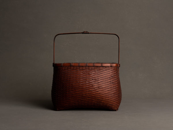 Rare Hanakago, panier rectangulaire à anse pour l'ikebana, Japon (Ère Shōwa)..Rare rectangular hanakago Ikebana bamboo basket with handle, Japan (Shōwa era)