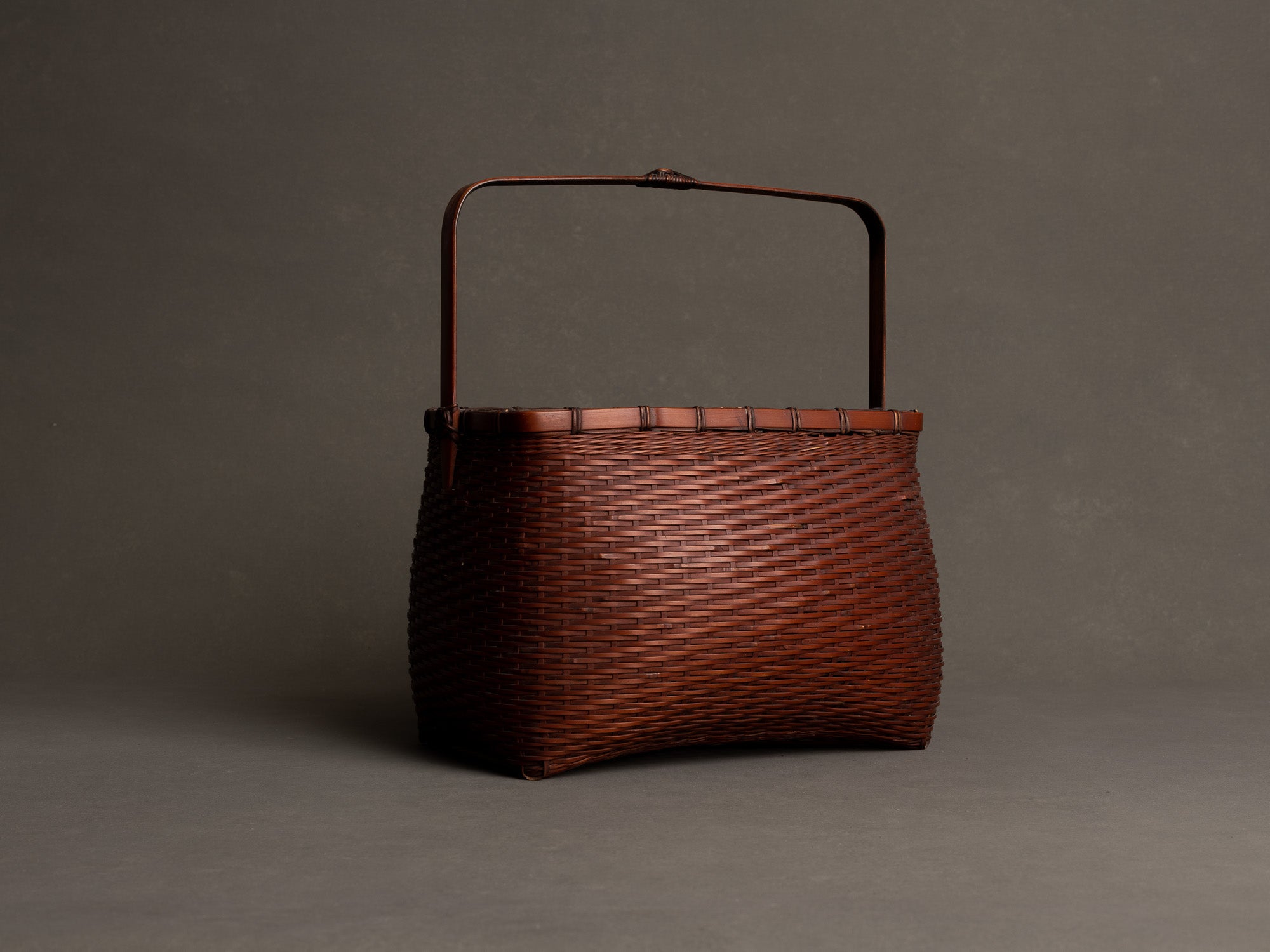 Rare Hanakago, panier rectangulaire à anse pour l'ikebana, Japon (Ère Shōwa)..Rare rectangular hanakago Ikebana bamboo basket with handle, Japan (Shōwa era)