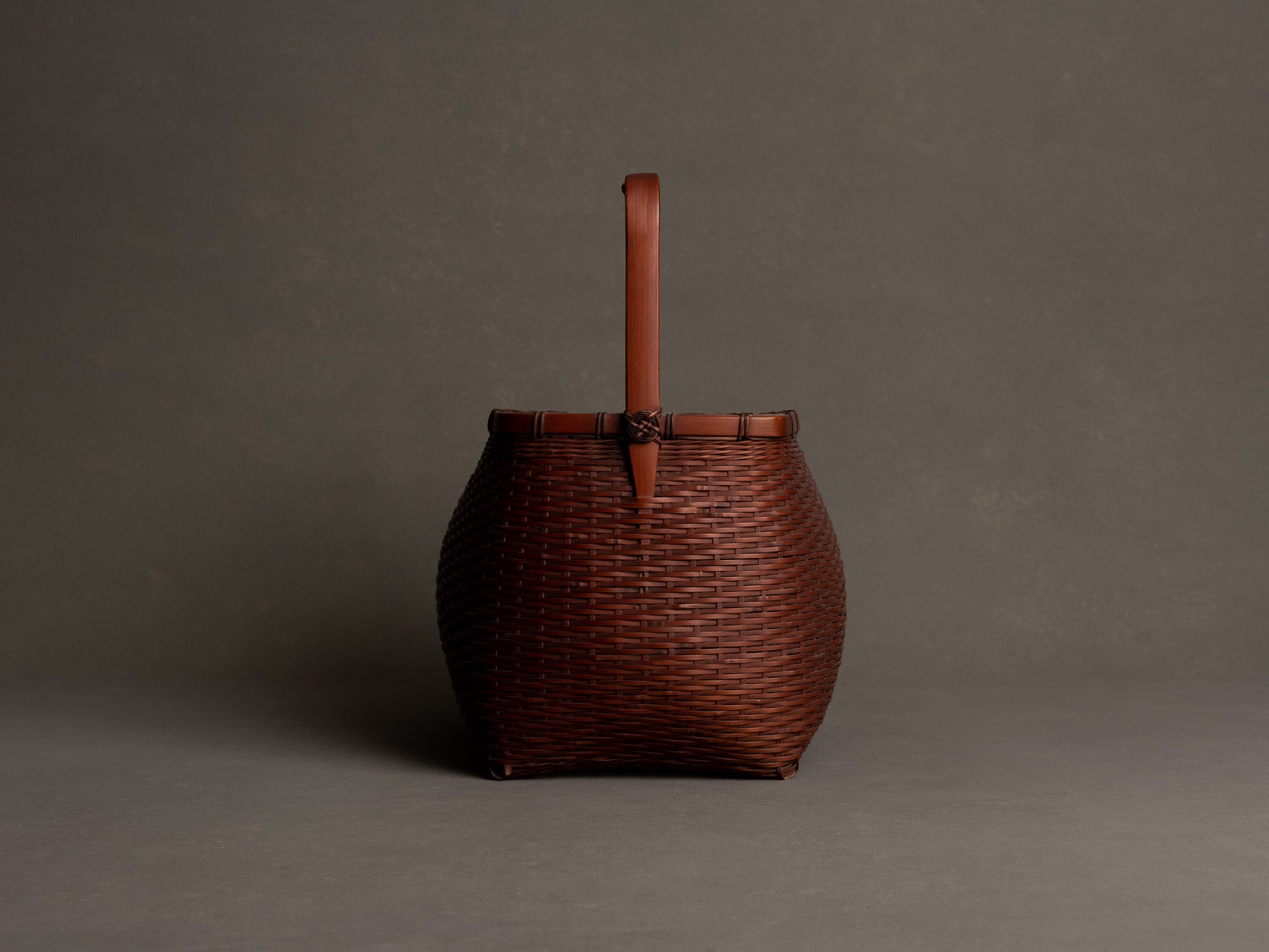 Rare Hanakago, panier rectangulaire à anse pour l'ikebana, Japon (Ère Shōwa)..Rare rectangular hanakago Ikebana bamboo basket with handle, Japan (Shōwa era)