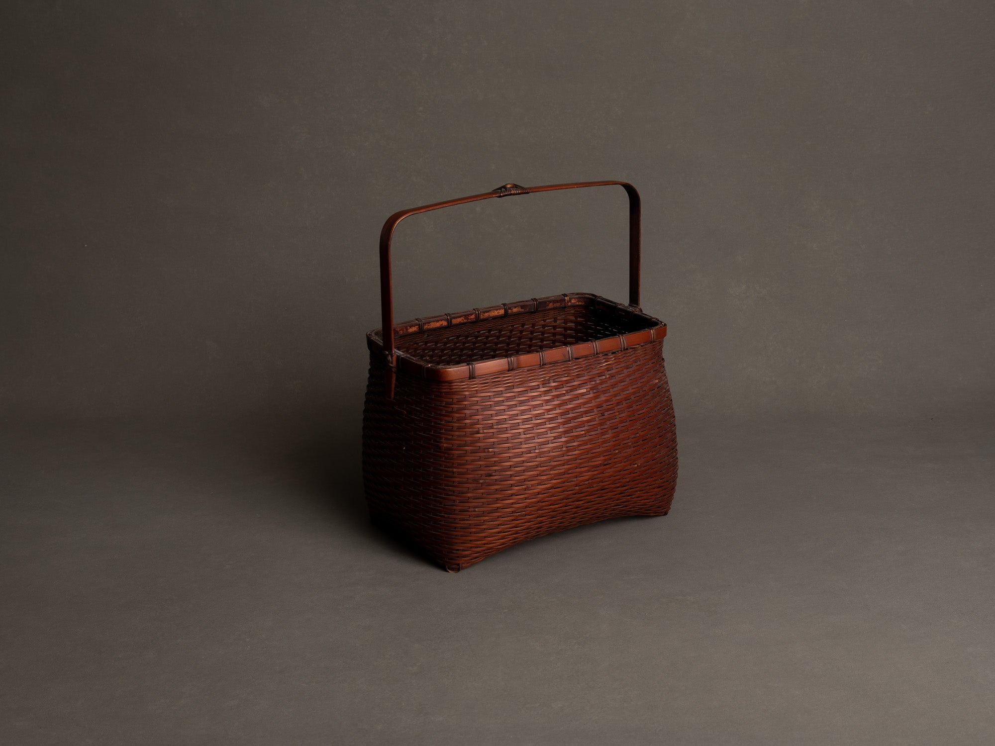 Rare Hanakago, panier rectangulaire à anse pour l'ikebana, Japon (Ère Shōwa)..Rare rectangular hanakago Ikebana bamboo basket with handle, Japan (Shōwa era)