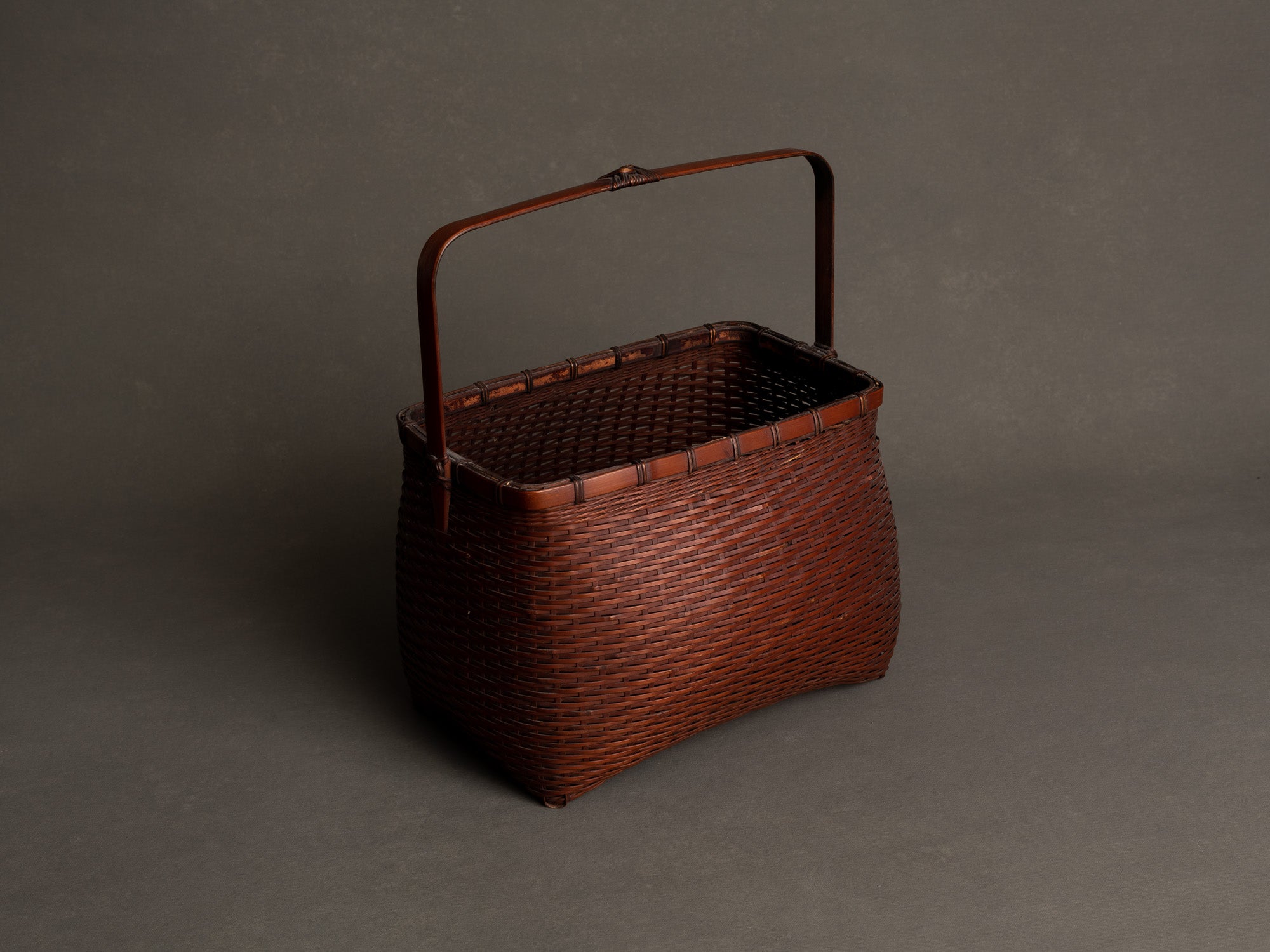 Rare Hanakago, panier rectangulaire à anse pour l'ikebana, Japon (Ère Shōwa)..Rare rectangular hanakago Ikebana bamboo basket with handle, Japan (Shōwa era)