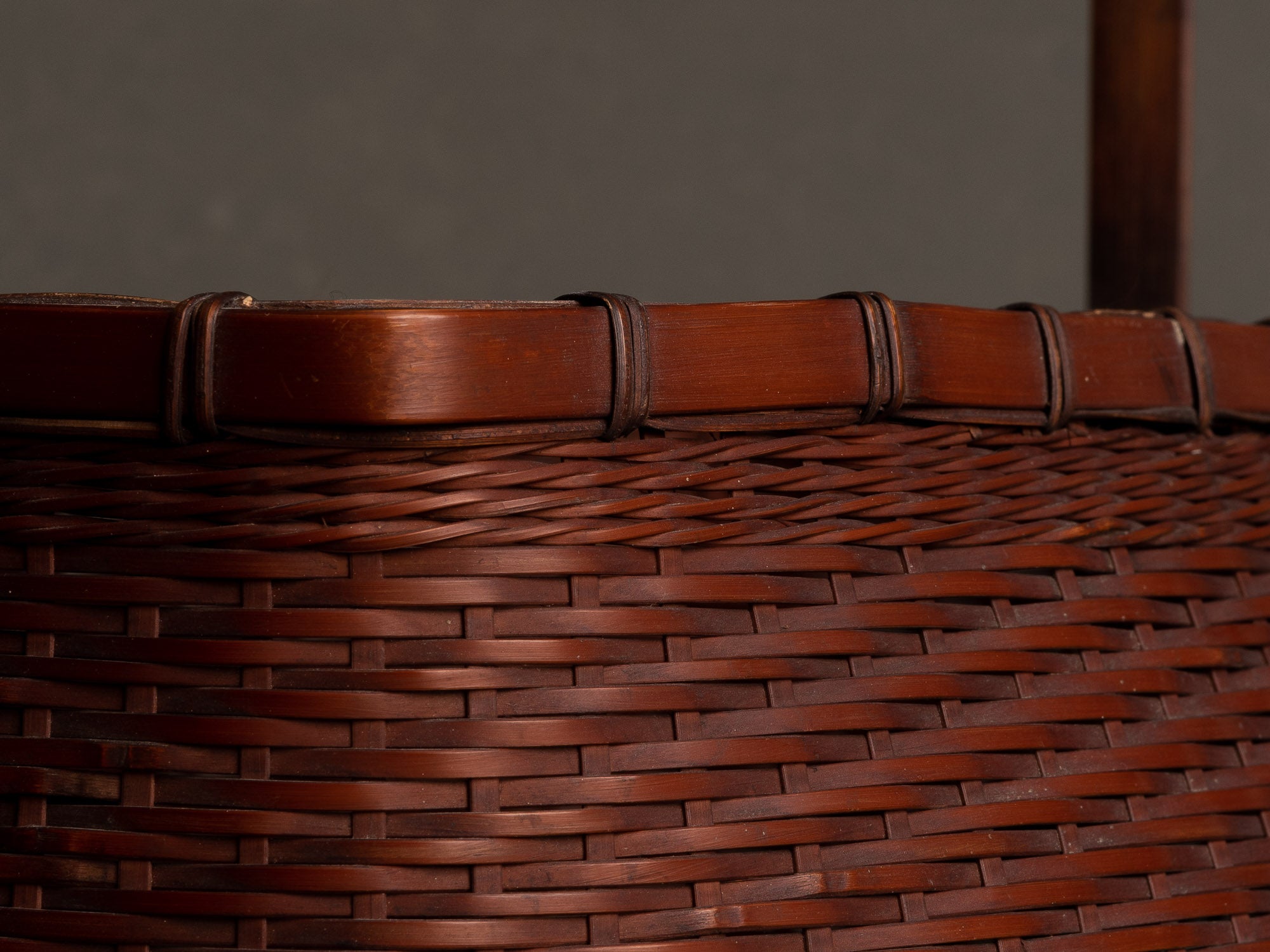 Rare Hanakago, panier rectangulaire à anse pour l'ikebana, Japon (Ère Shōwa)..Rare rectangular hanakago Ikebana bamboo basket with handle, Japan (Shōwa era)