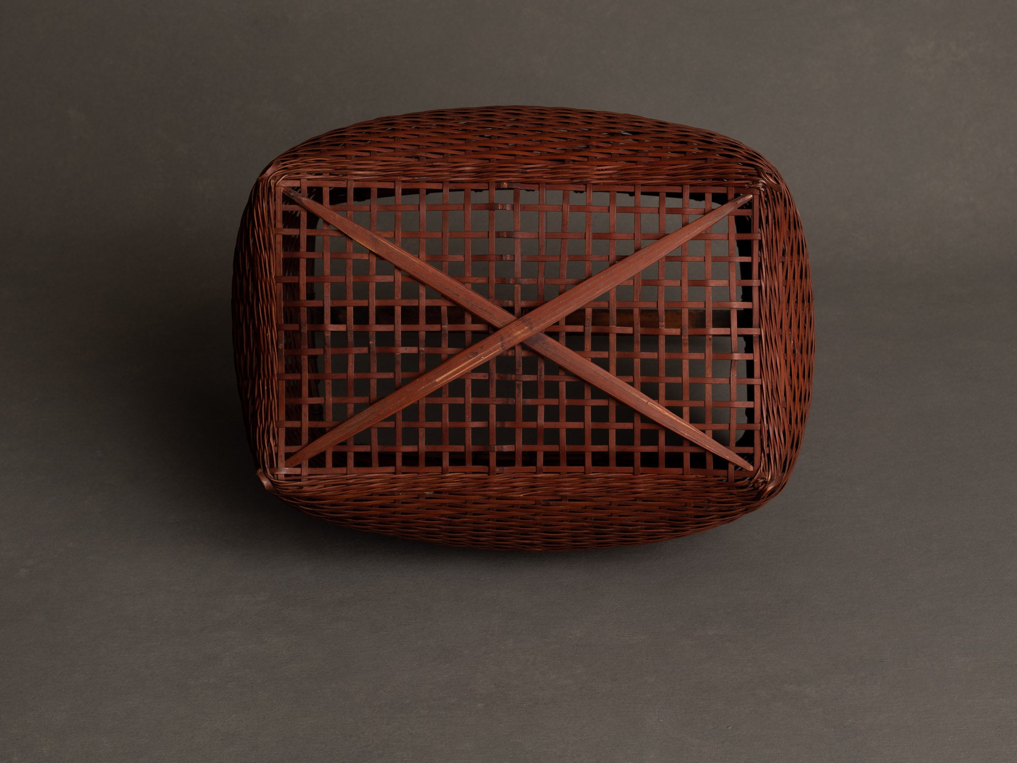 Rare Hanakago, panier rectangulaire à anse pour l'ikebana, Japon (Ère Shōwa)..Rare rectangular hanakago Ikebana bamboo basket with handle, Japan (Shōwa era)