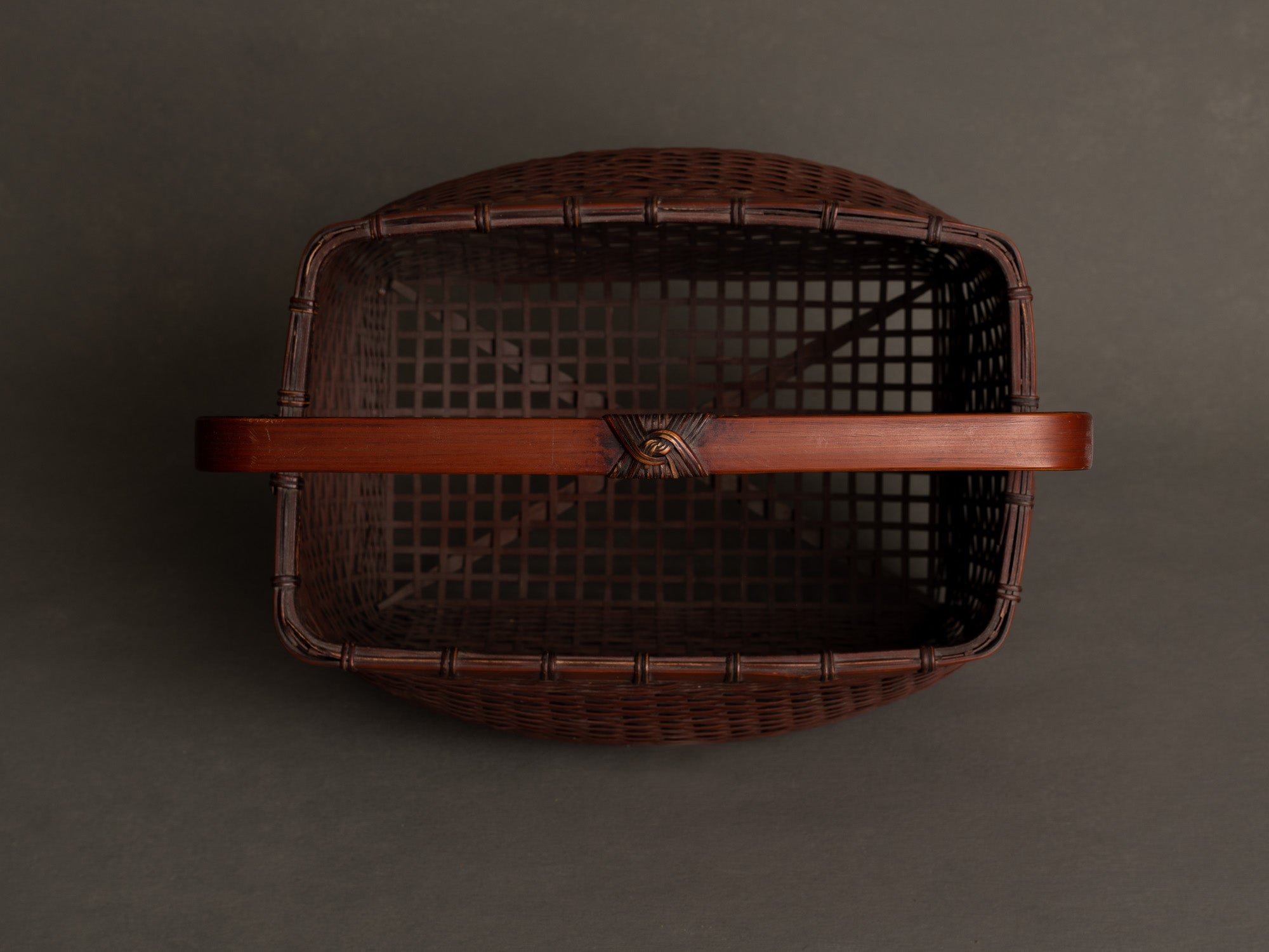 Rare Hanakago, panier rectangulaire à anse pour l'ikebana, Japon (Ère Shōwa)..Rare rectangular hanakago Ikebana bamboo basket with handle, Japan (Shōwa era)